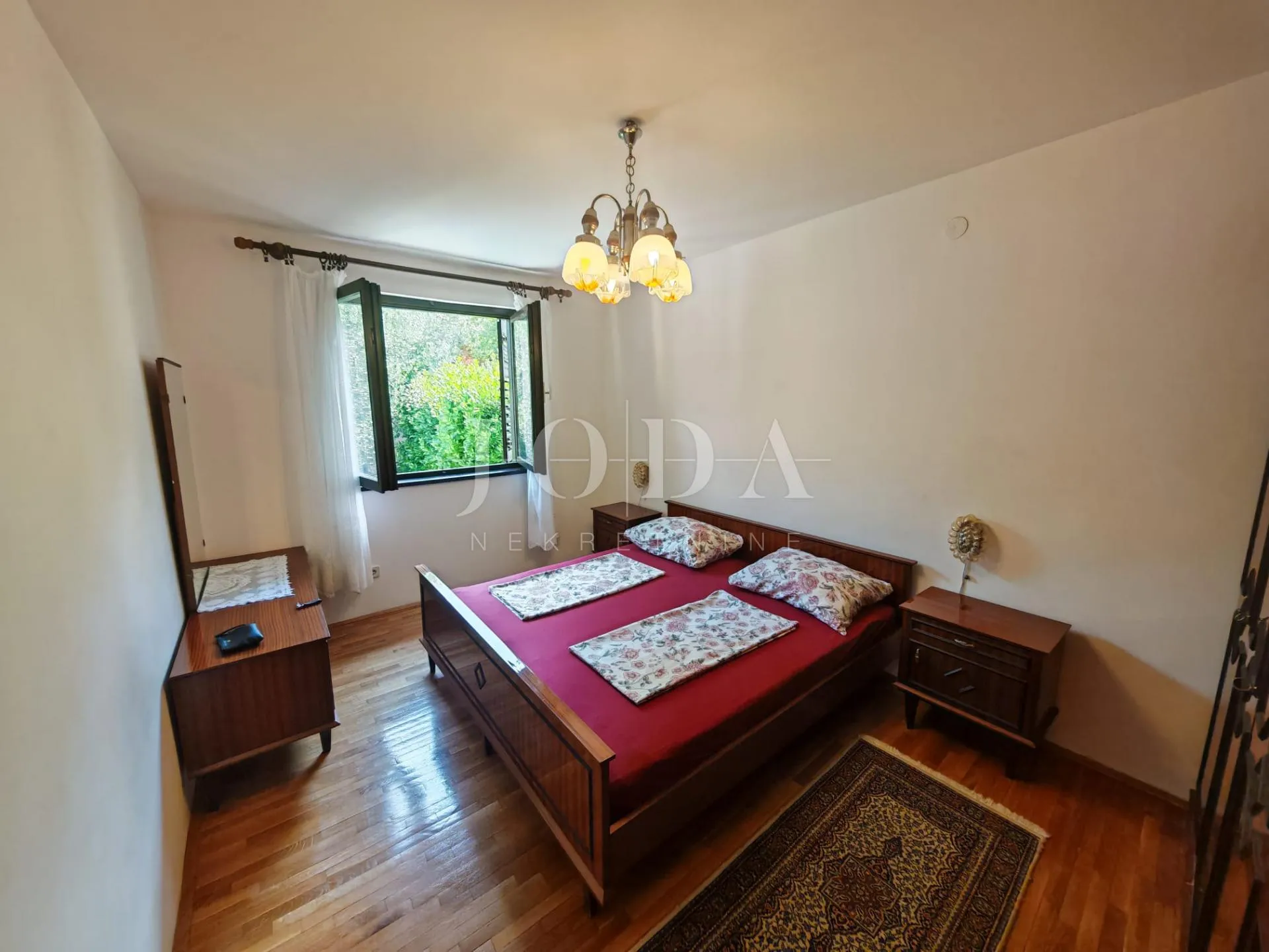 kuća 2. red od mora sa 4 apartmana - slika 28
