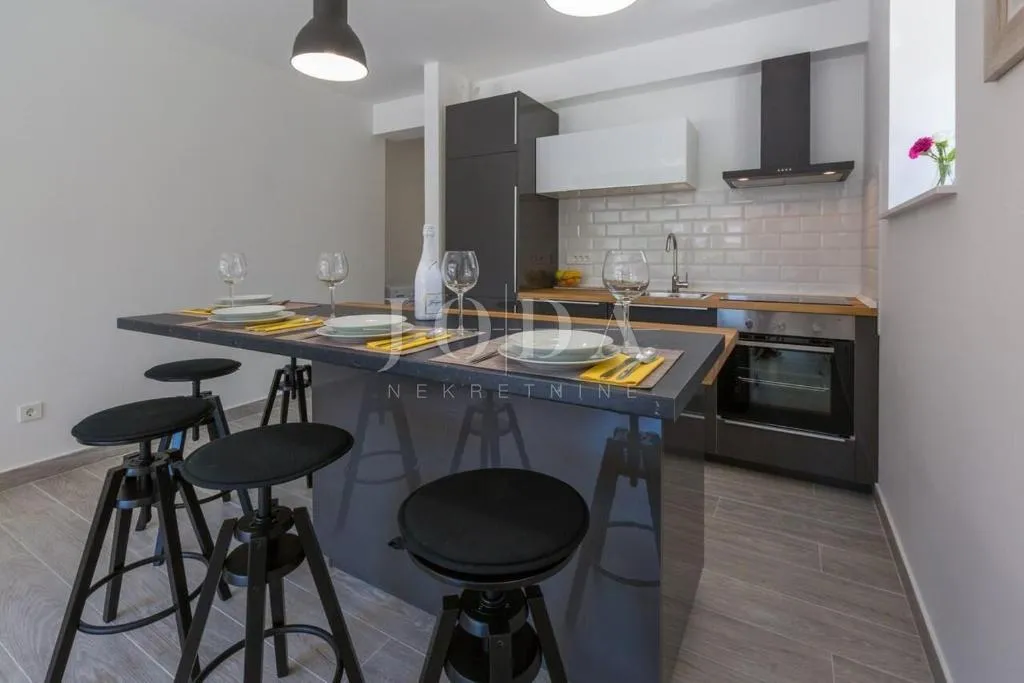 dramalj, novouređena kuća s pet apartmana i bazenom - slika 39