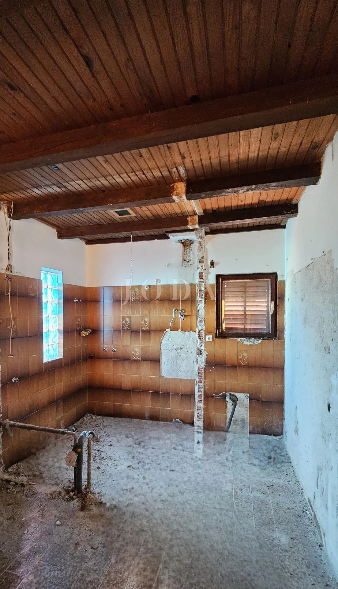 kuća za adaptaciju sa dodatnim objektom i gr.terenom,labin okolica - slika 5