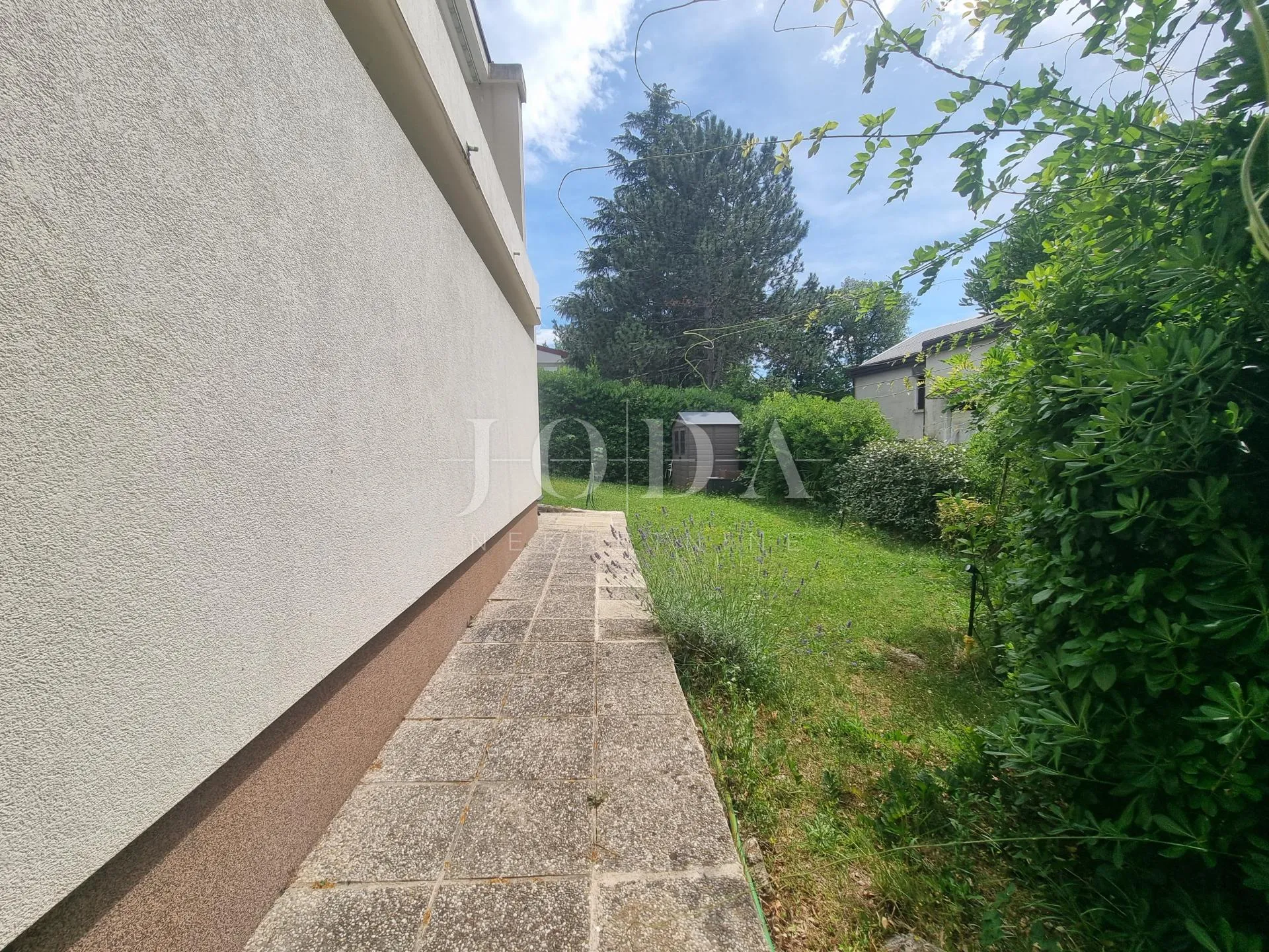 otok krk prizemnica sa garažom i lijepom okućnicom - slika 22