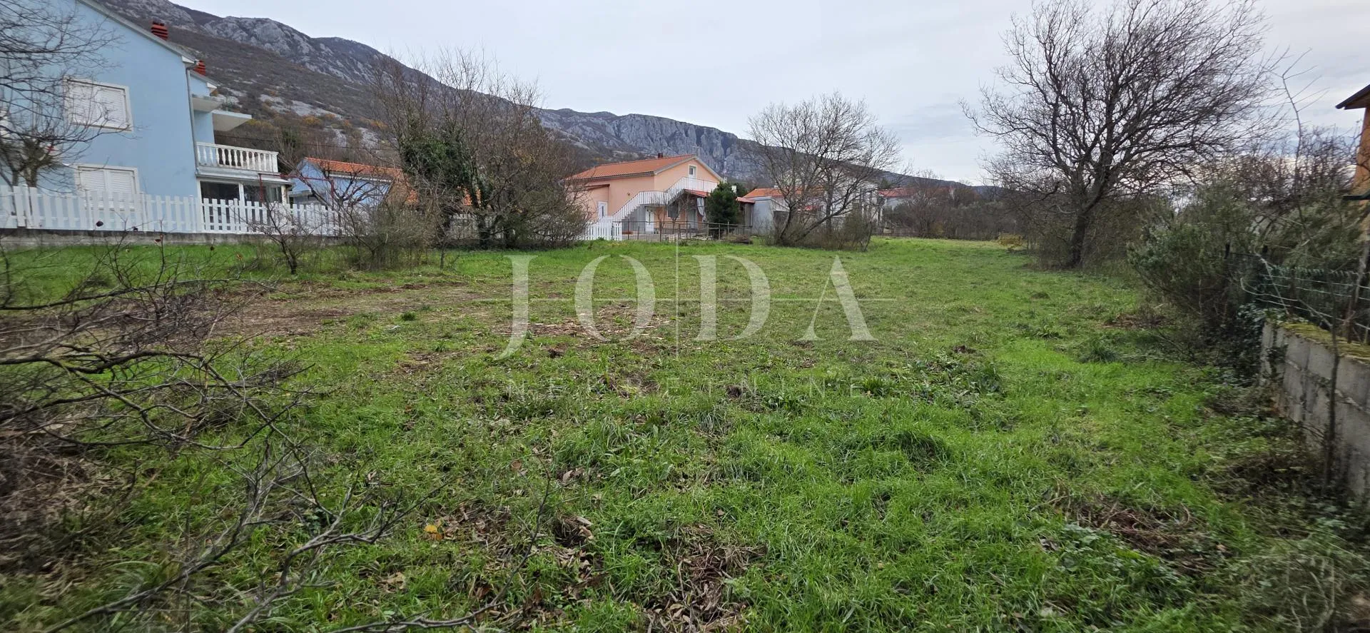 tribalj – građevinsko zemljište u centru, ravan teren, infrastruktura na parceli - slika 12