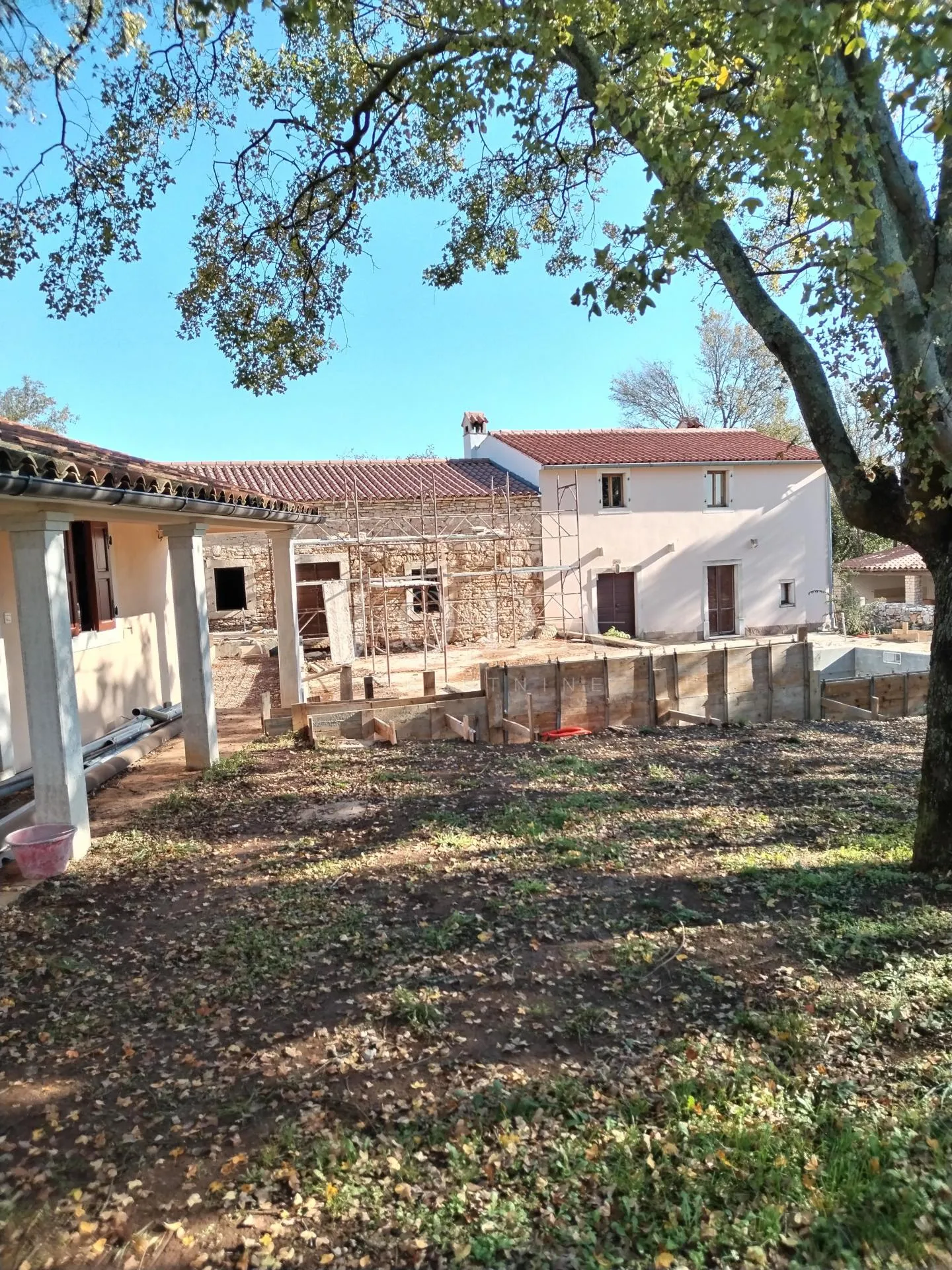Barban, okolica stancija sa dvije kuće, pomoćnim objektom i bazenom