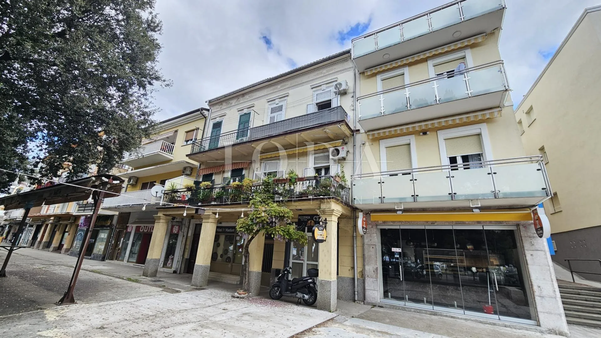 crikvenica kuća 1.red do mora na šetnici - slika 2