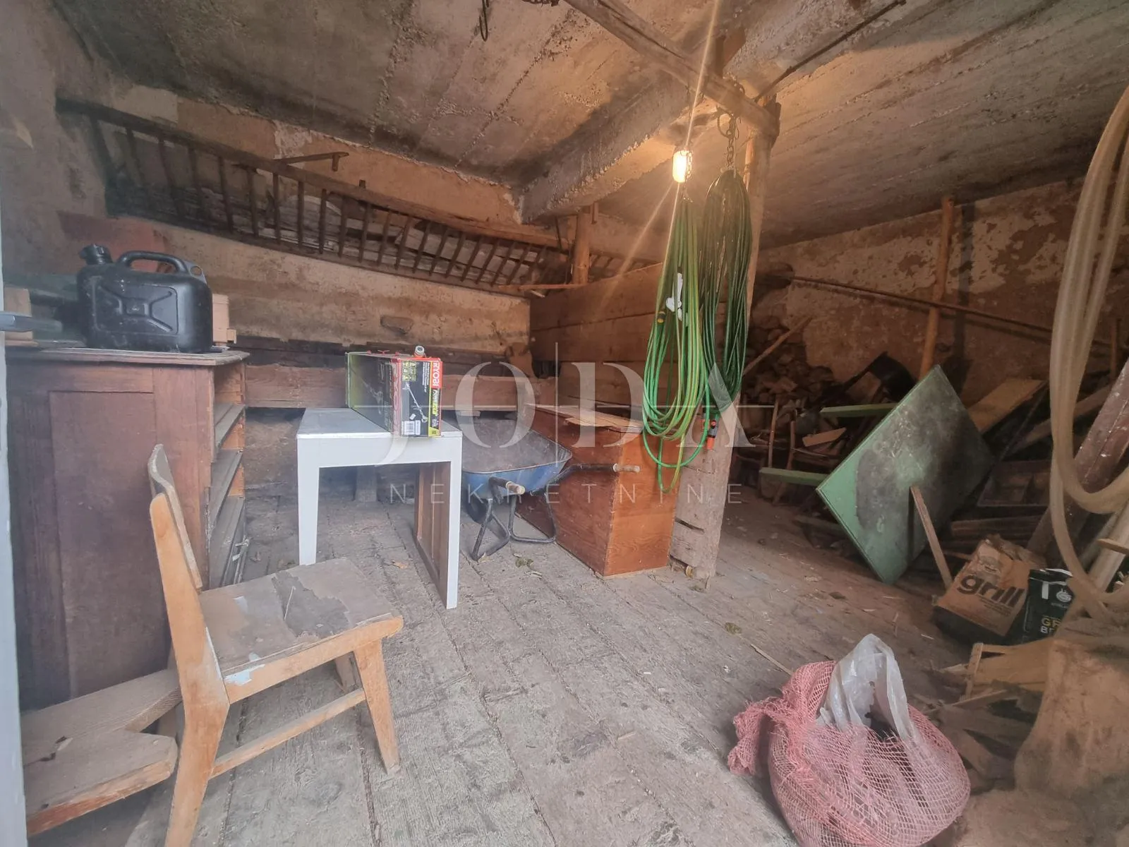 tribalj, kuća,gospodarska zgrada, prostrana okućnica i oranica - slika 21