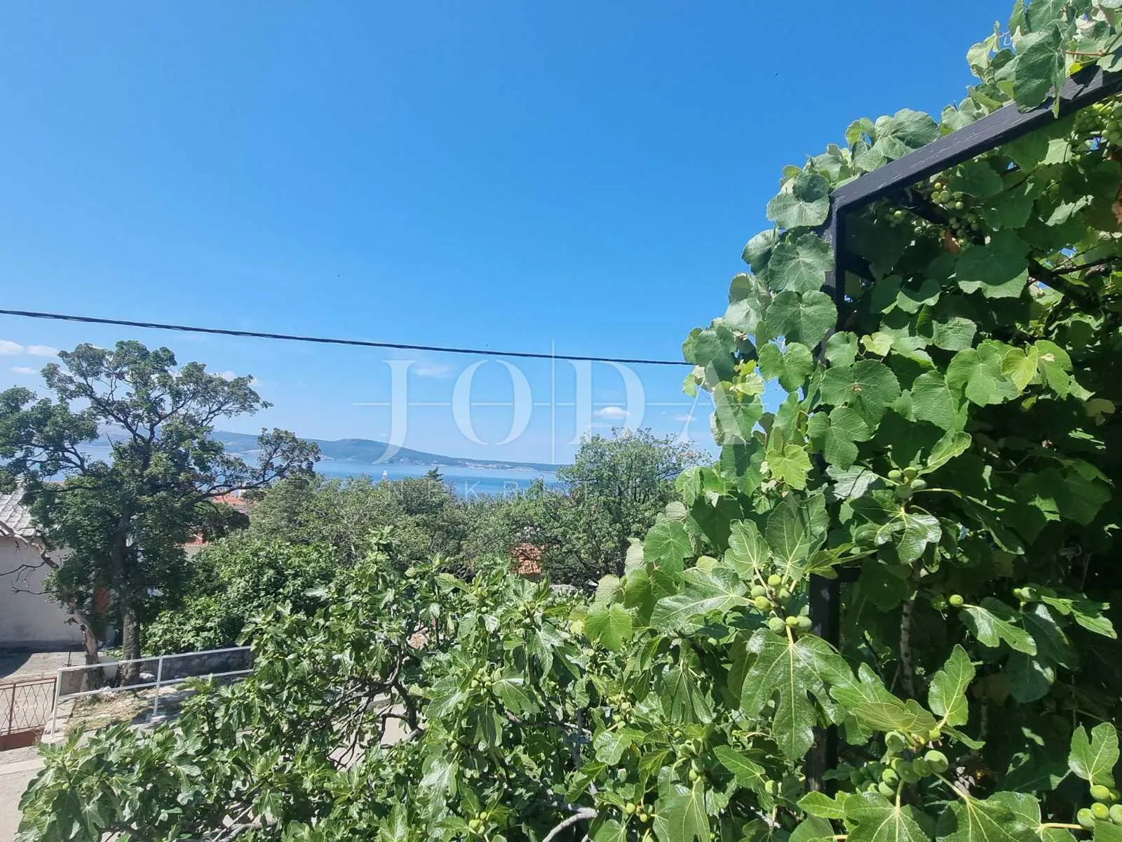 novi vinodolski, kuća sa tri stana i prekrasnim pogledom na more - slika 4