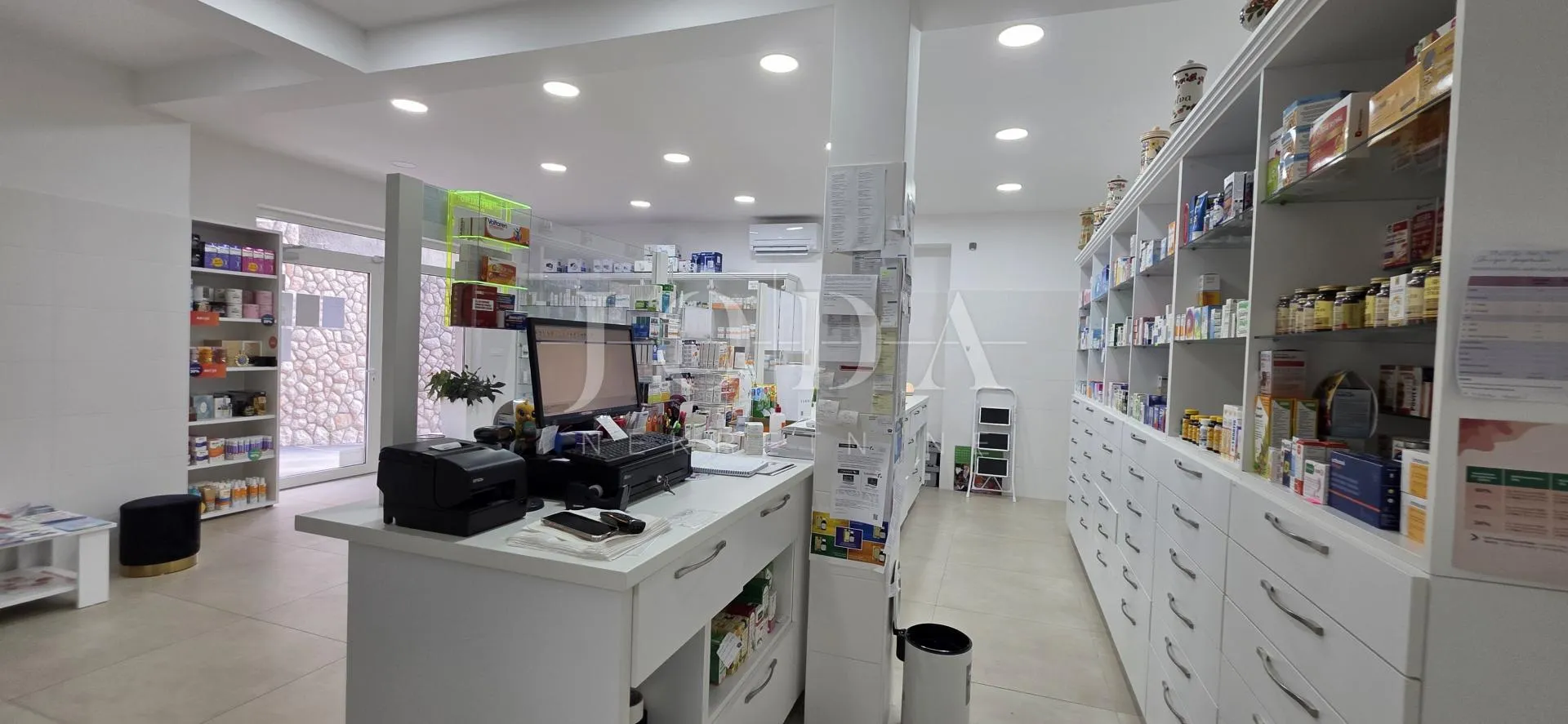 poslovni prostor s uhodanim zakupcem (apoteka) – 103 m², prizemlje, parking, top lokacija dramalj - slika 9