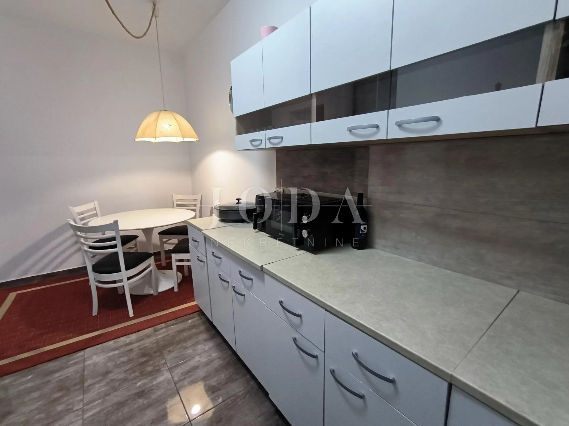 apartman blizu mora sa 2 balkona i otvorenim pogledom - slika 14