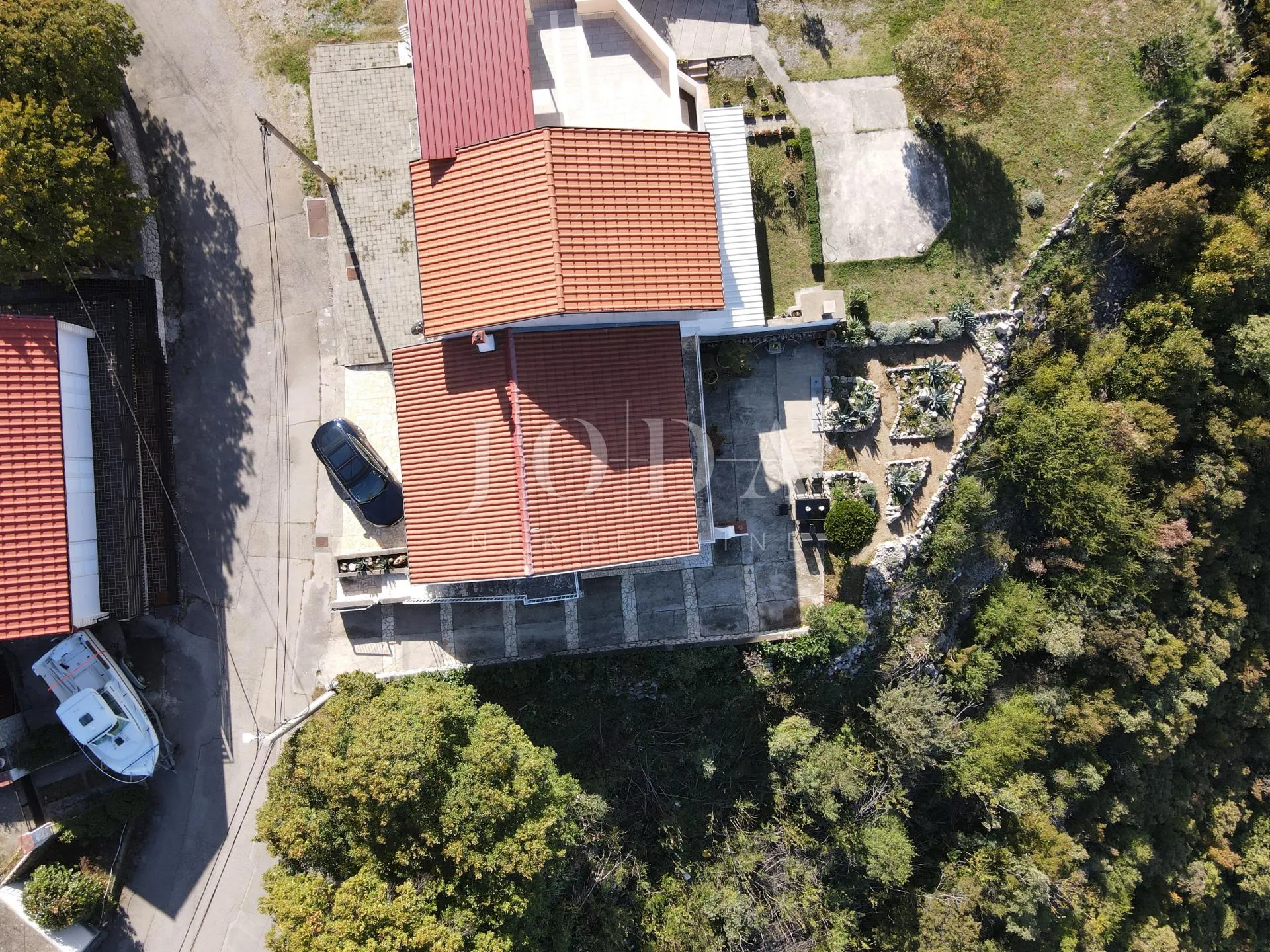 klenovica kuća sa tri jedinice - slika 7