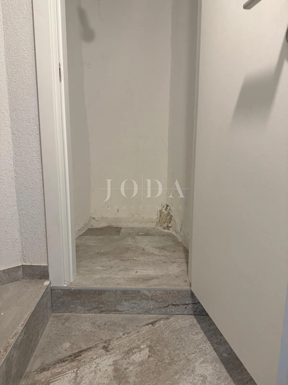 kuća s dva stana, velikom terasom i jacuzzijem – novi vinodolski - slika 11