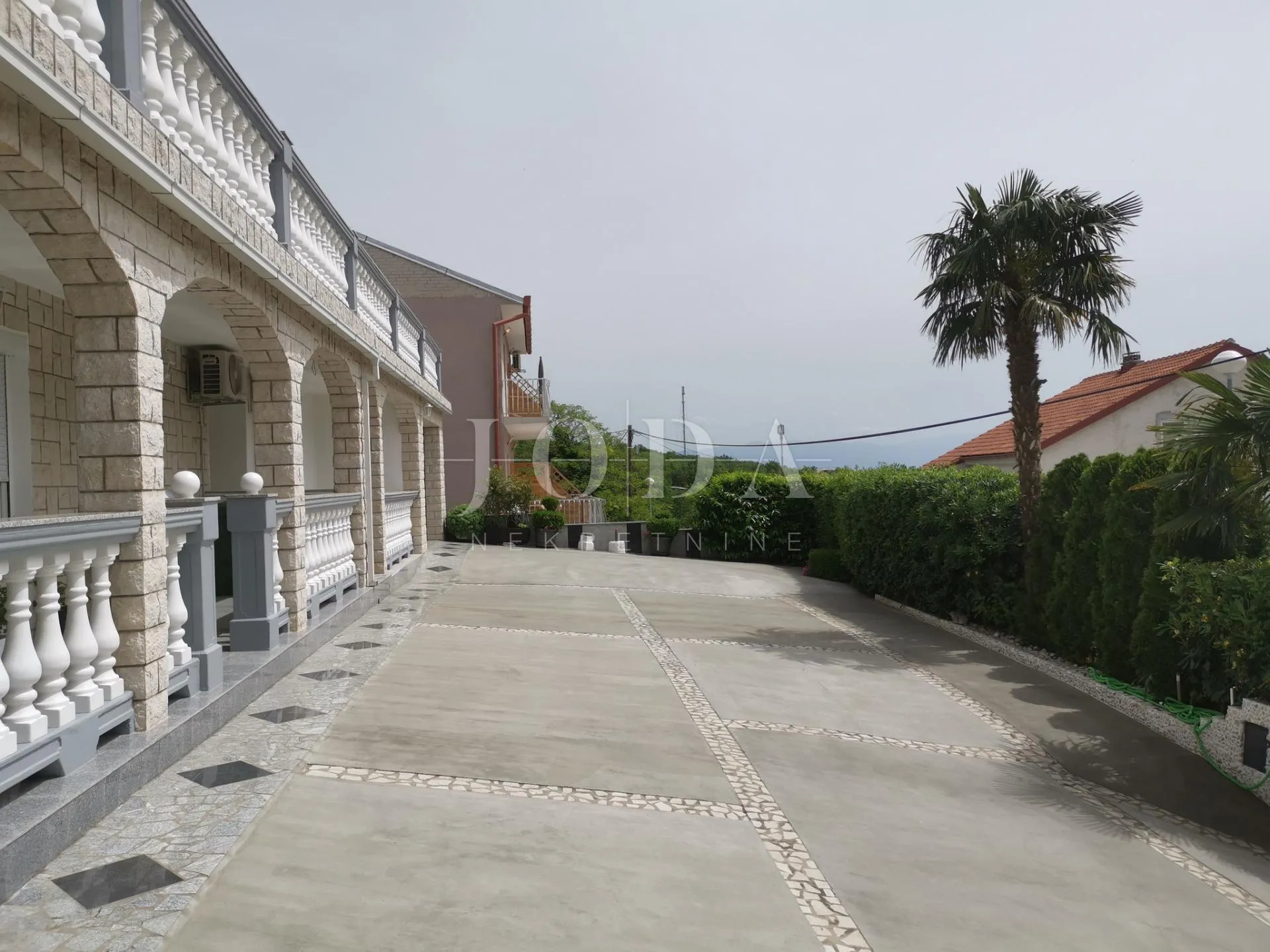kuća sa 6 apartmana i bazenom - slika 43