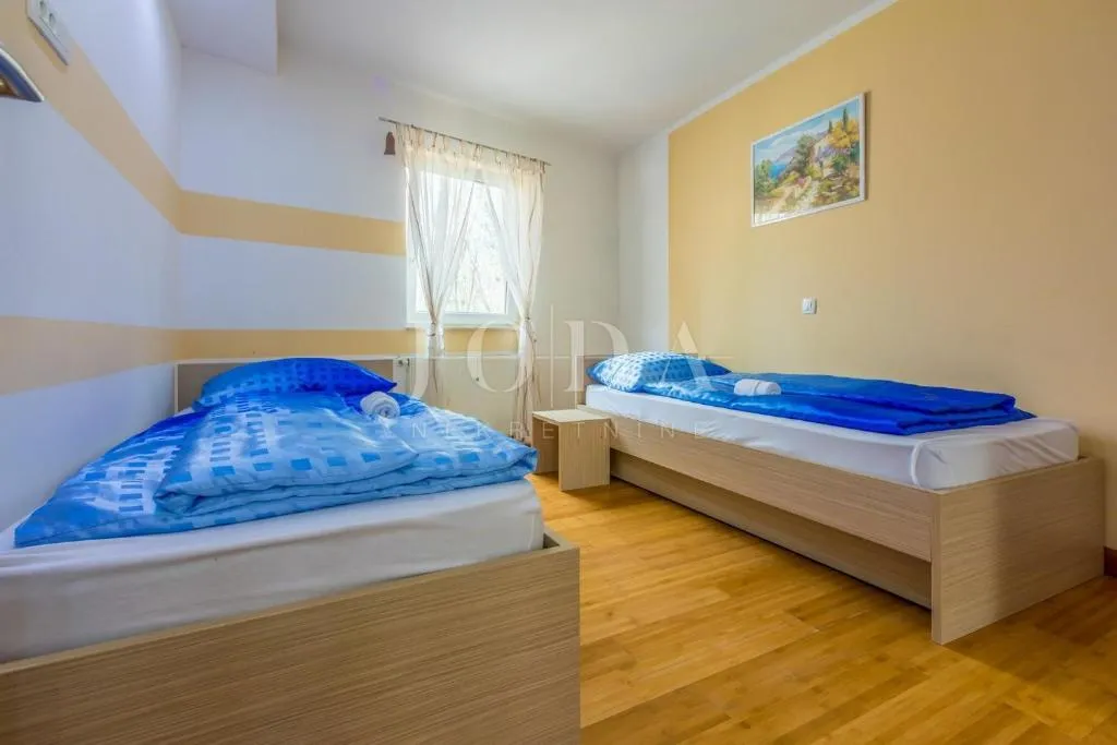 kuća s bazenom na prodaju u bribiru – 4 spavaće sobe, kamin, okućnica, parking | kvarner - slika 24
