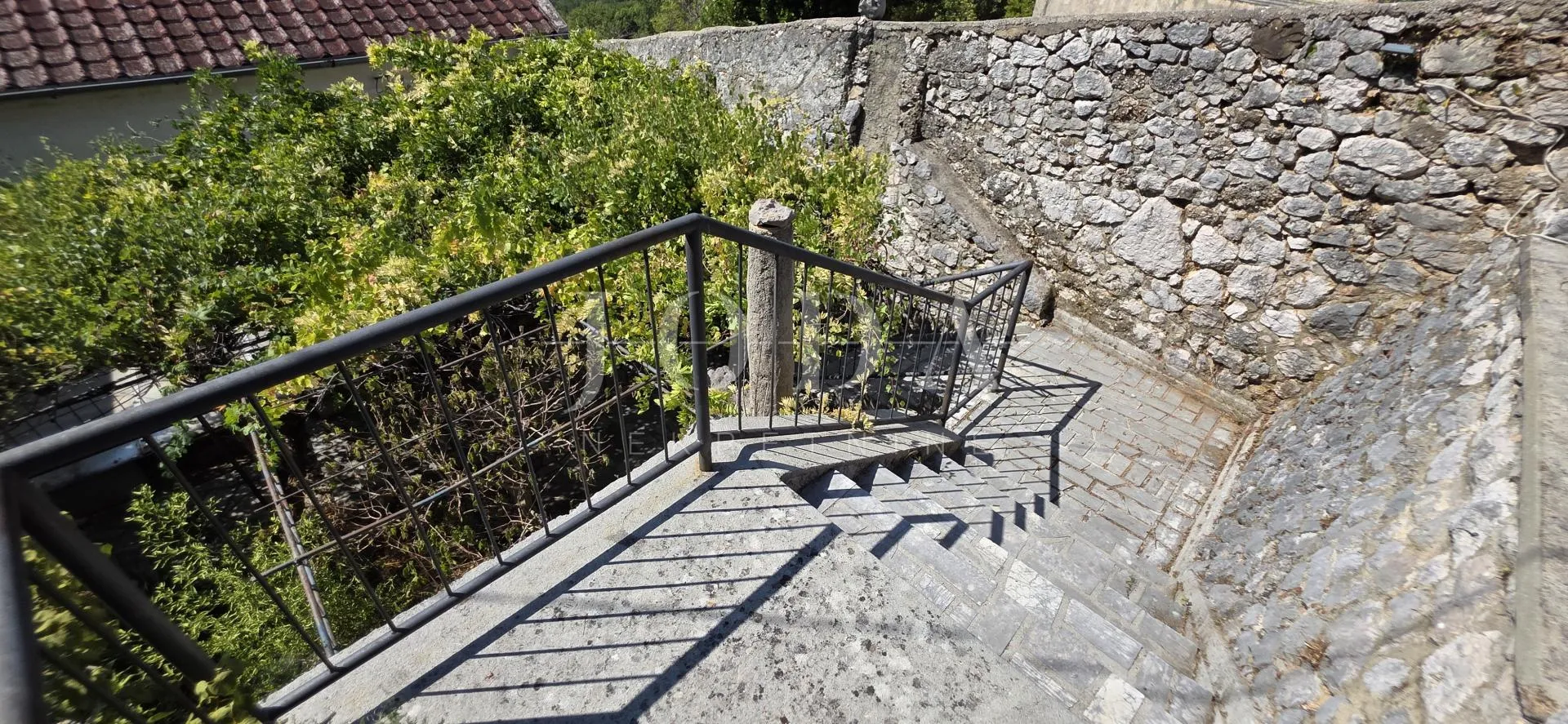 bribir: kamena kuća s pogledom na more i okućnicom - slika 36