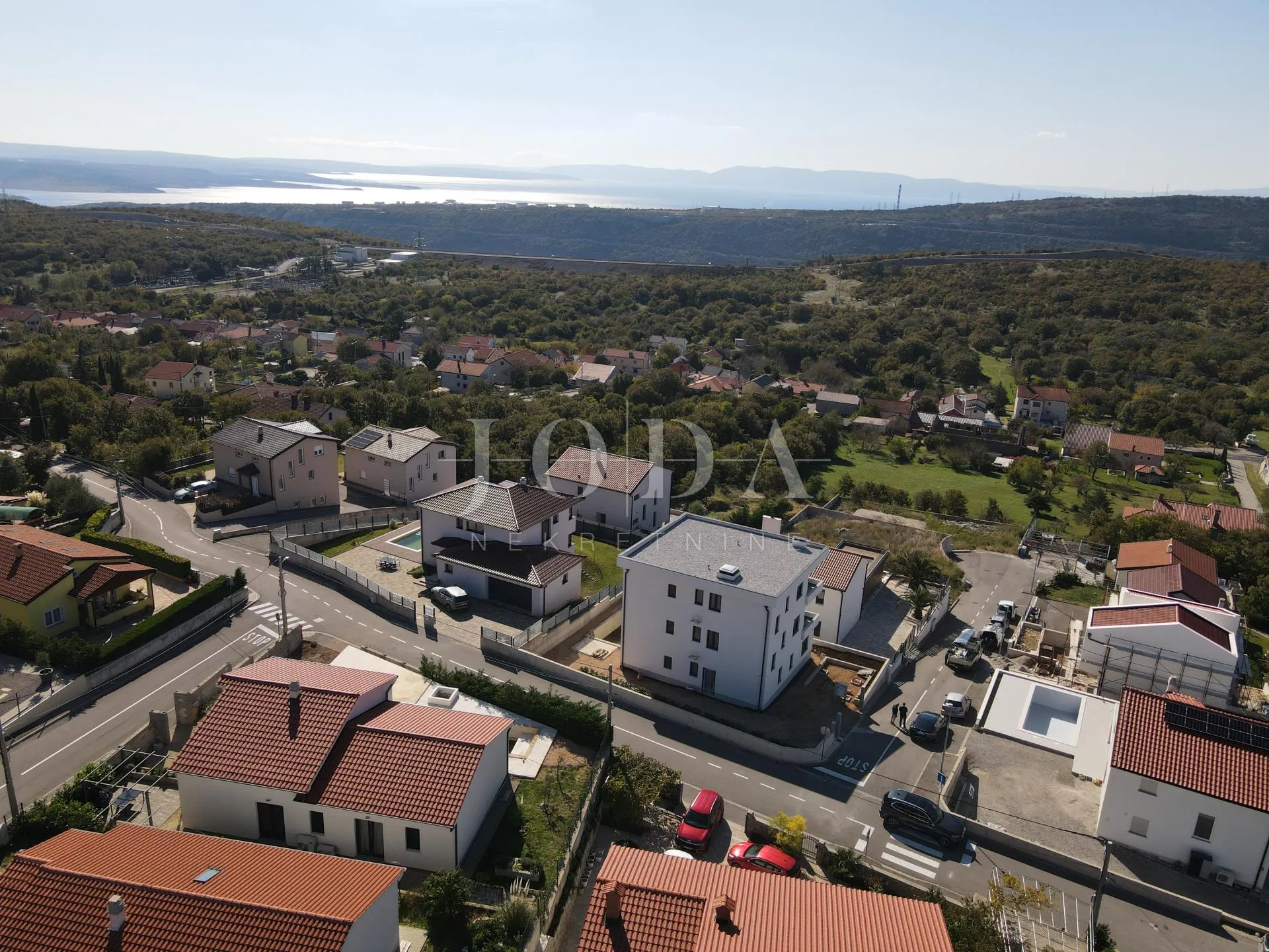 kuća sa tri stana i bazenom - slika 7