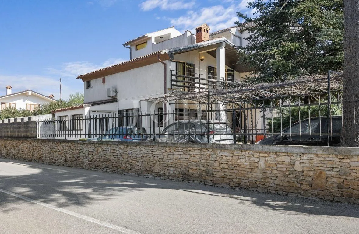 ližnjan, kuća sa tri stambene jedinice - slika 2