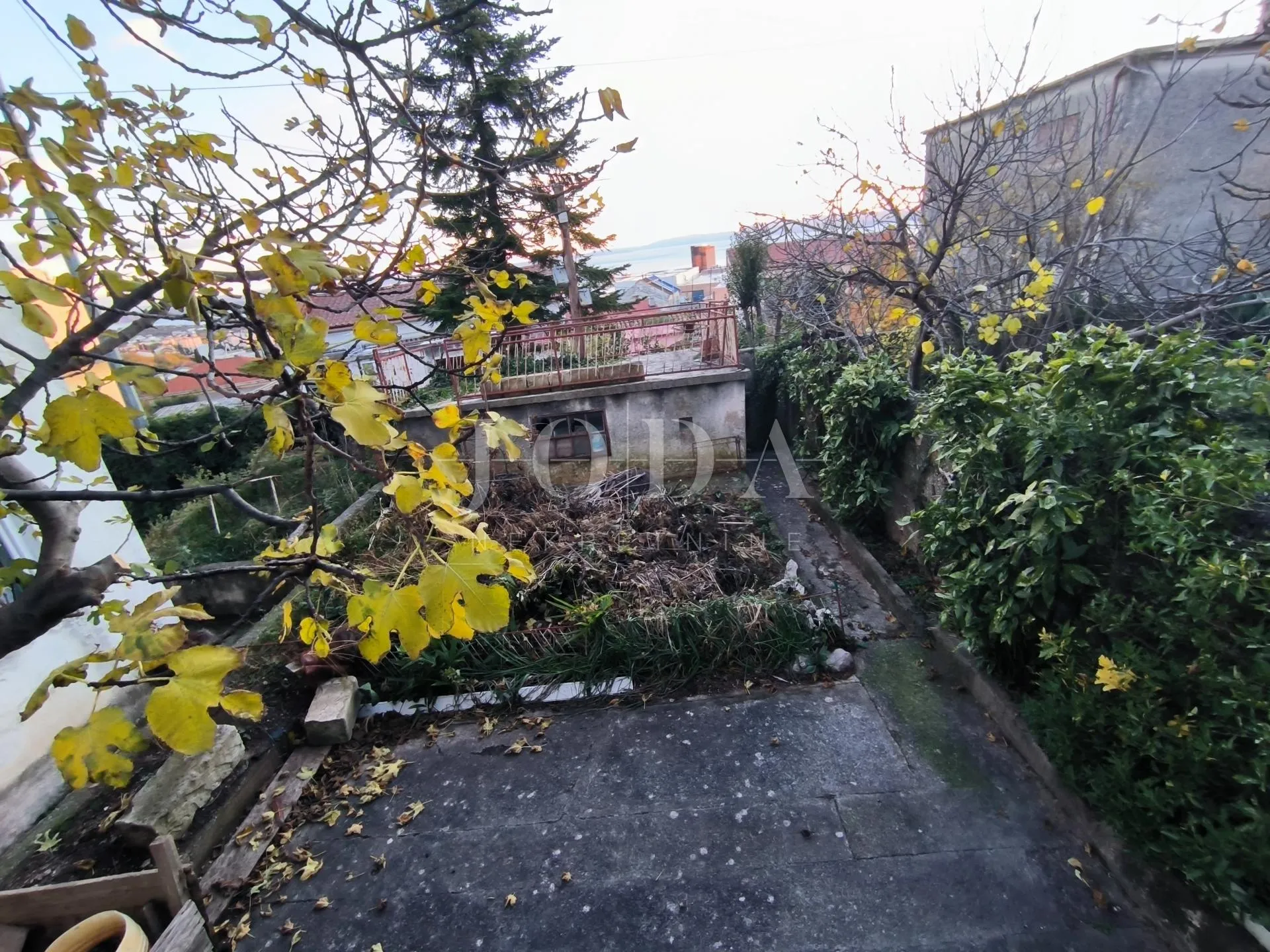 stan na vojaku sa dvorištem i parkingom, 3s +db - slika 3