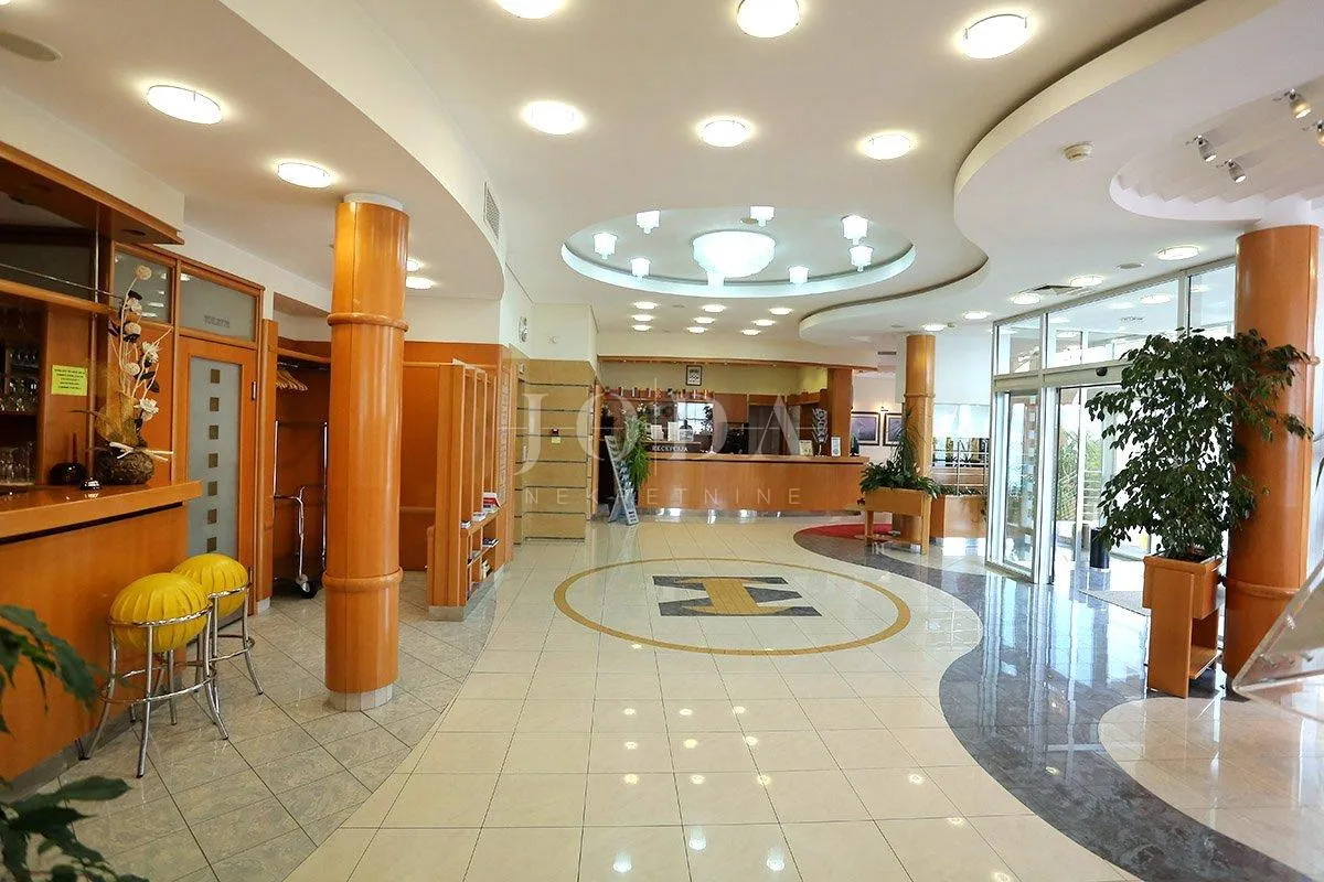 hotel na prodaju prvi red do mora - slika 21