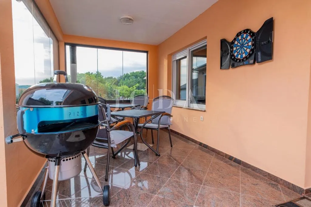 novi vinodolski, kuća sa tri stambene jedinice - slika 30