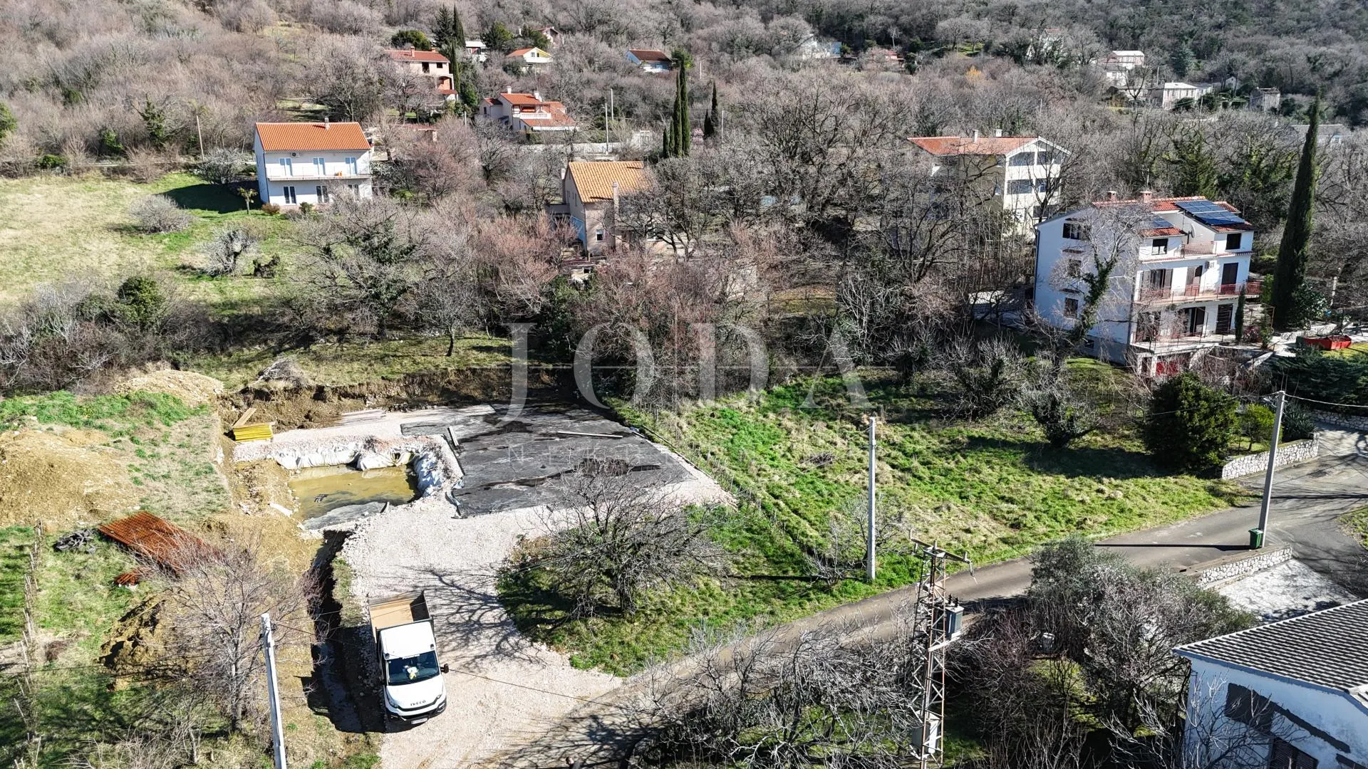 građevinsko zemljište 1.250 m² s dozvolom i temeljima – bribir, pogled more - slika 5