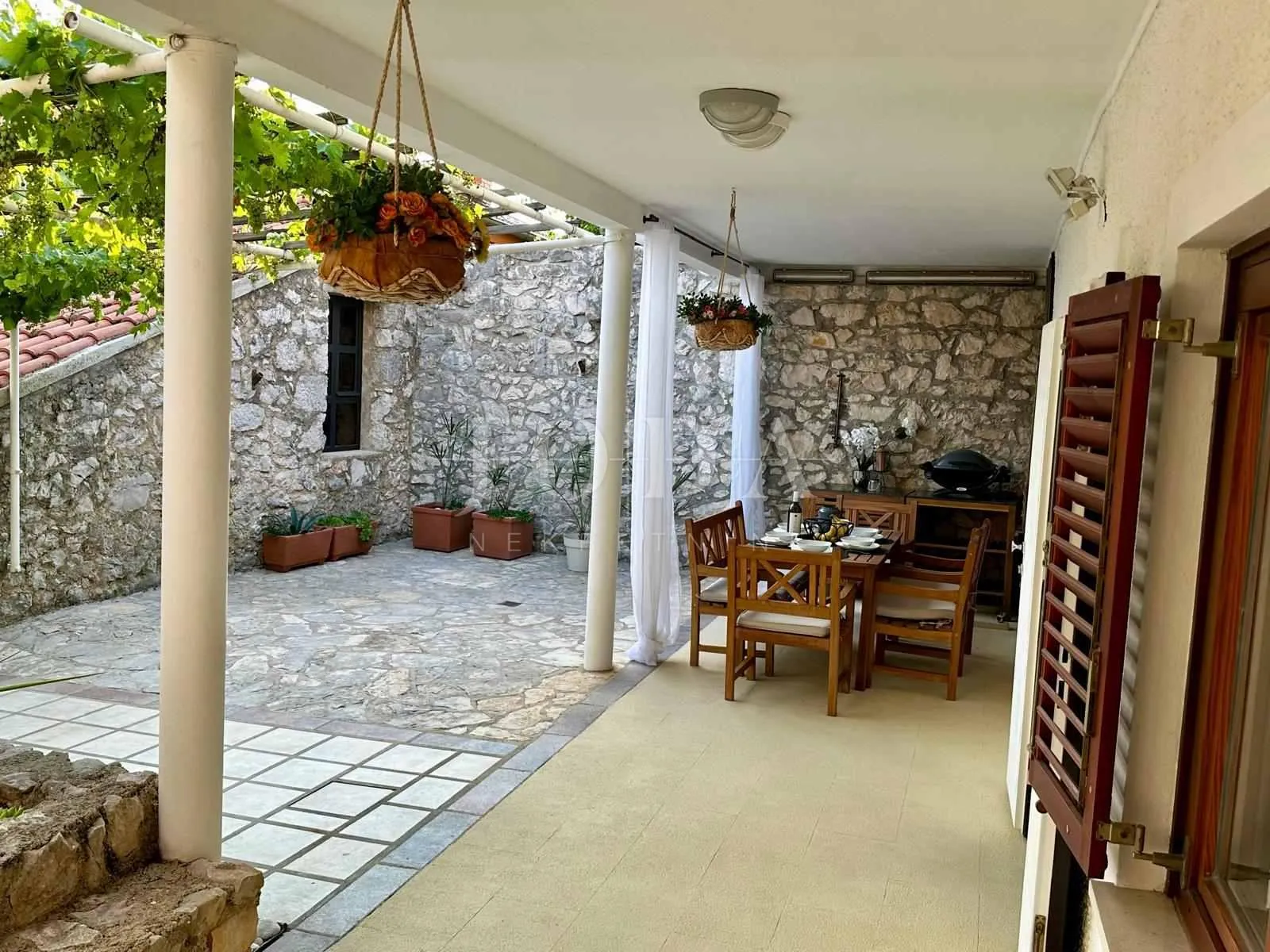 novi vinodolski, kuća sa dvorišnim objektom u blizini centra - slika 4