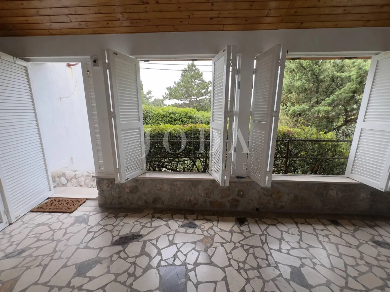 jadranovo, kuća na izvrsnoj lokaciji - slika 4