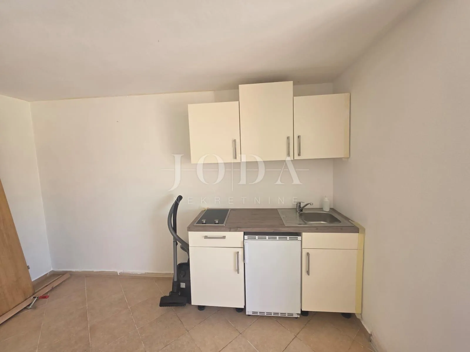 crikvenica-stan na dobroj lokaciji - slika 11