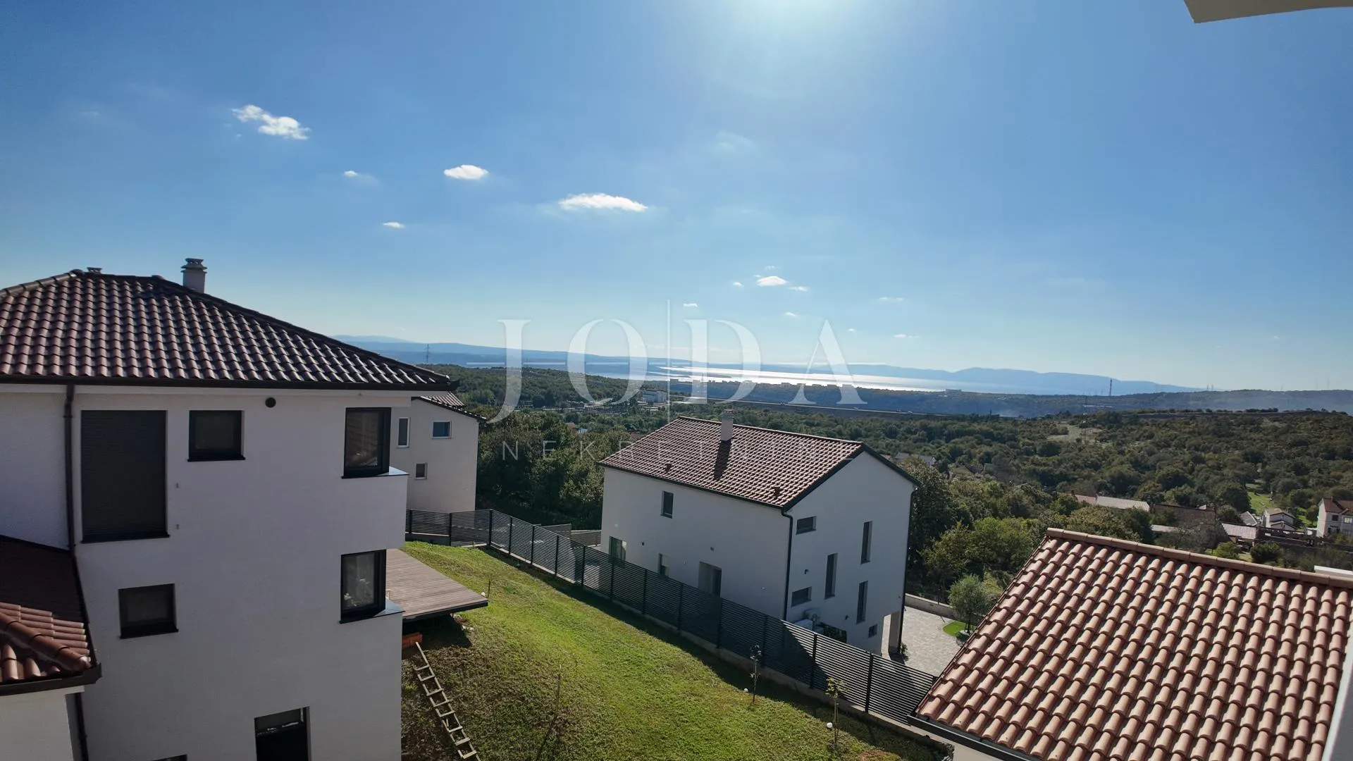 kuća sa tri stana i bazenom - slika 29