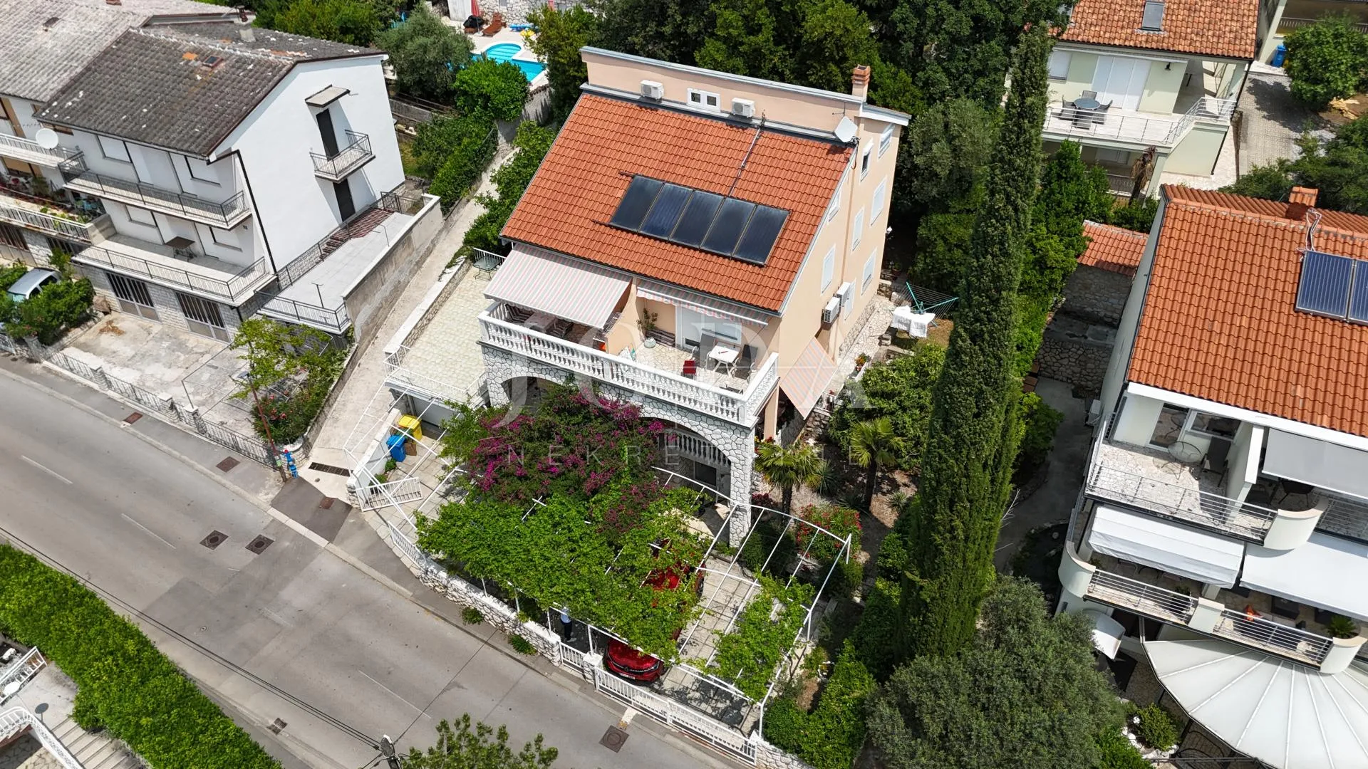 prostrana kuća s 5 apartmana, 100 m od mora – idealna za turizam! - slika 2