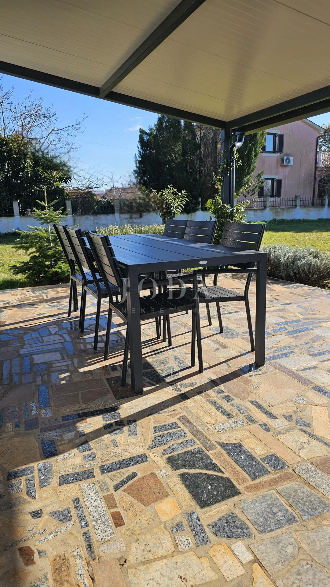 lijepa opremljena kuća sa 4 građ.parcele 4.200m2,loborika - slika 24
