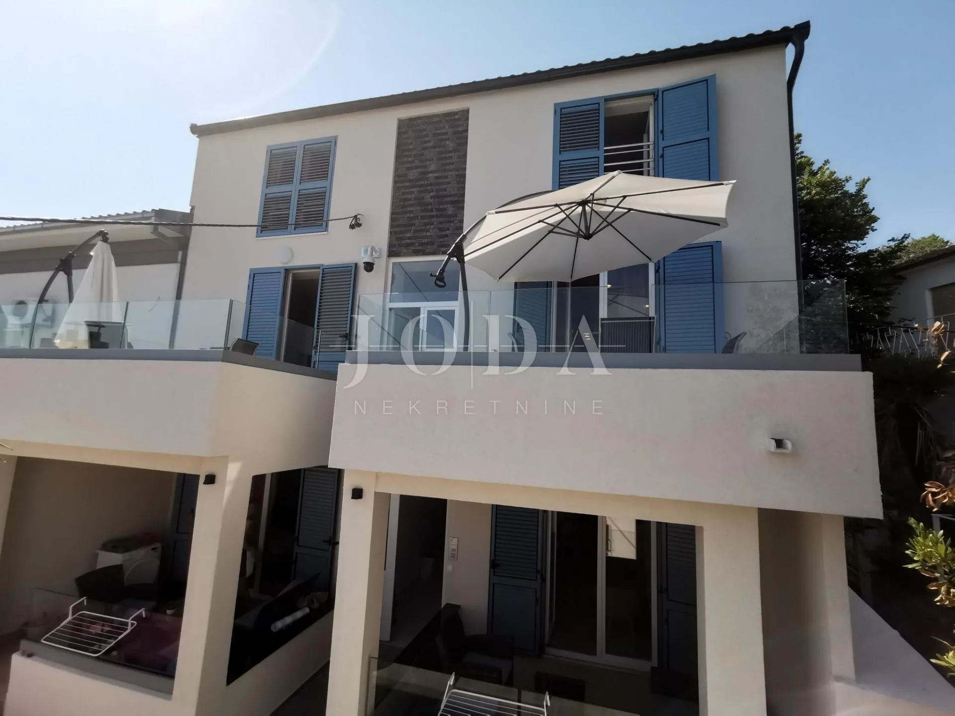 CRIKVENICA, stan u prizemlju zgrade sa dvije terase