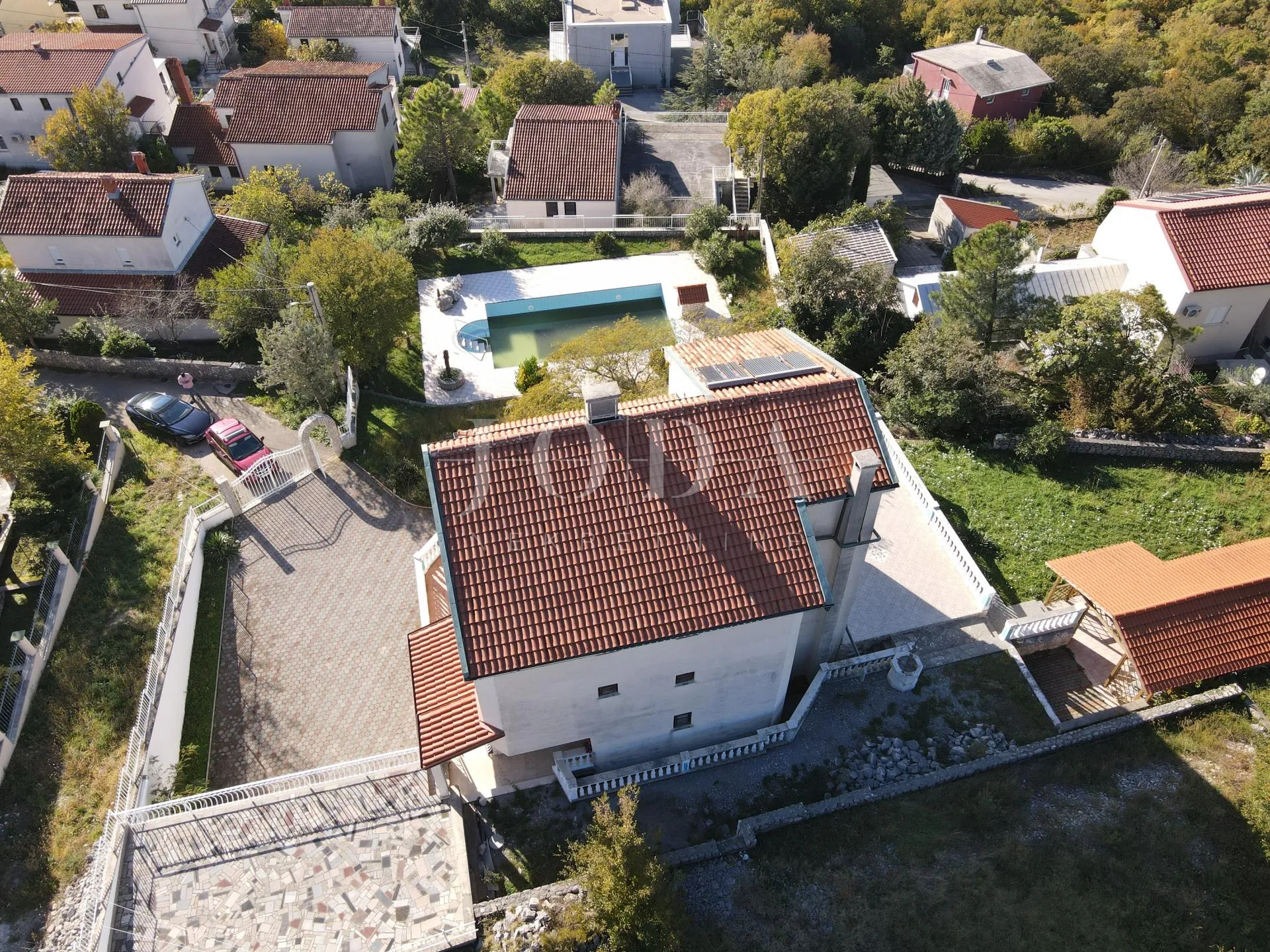 kuća s bazenom i dvije garaže - slika 8