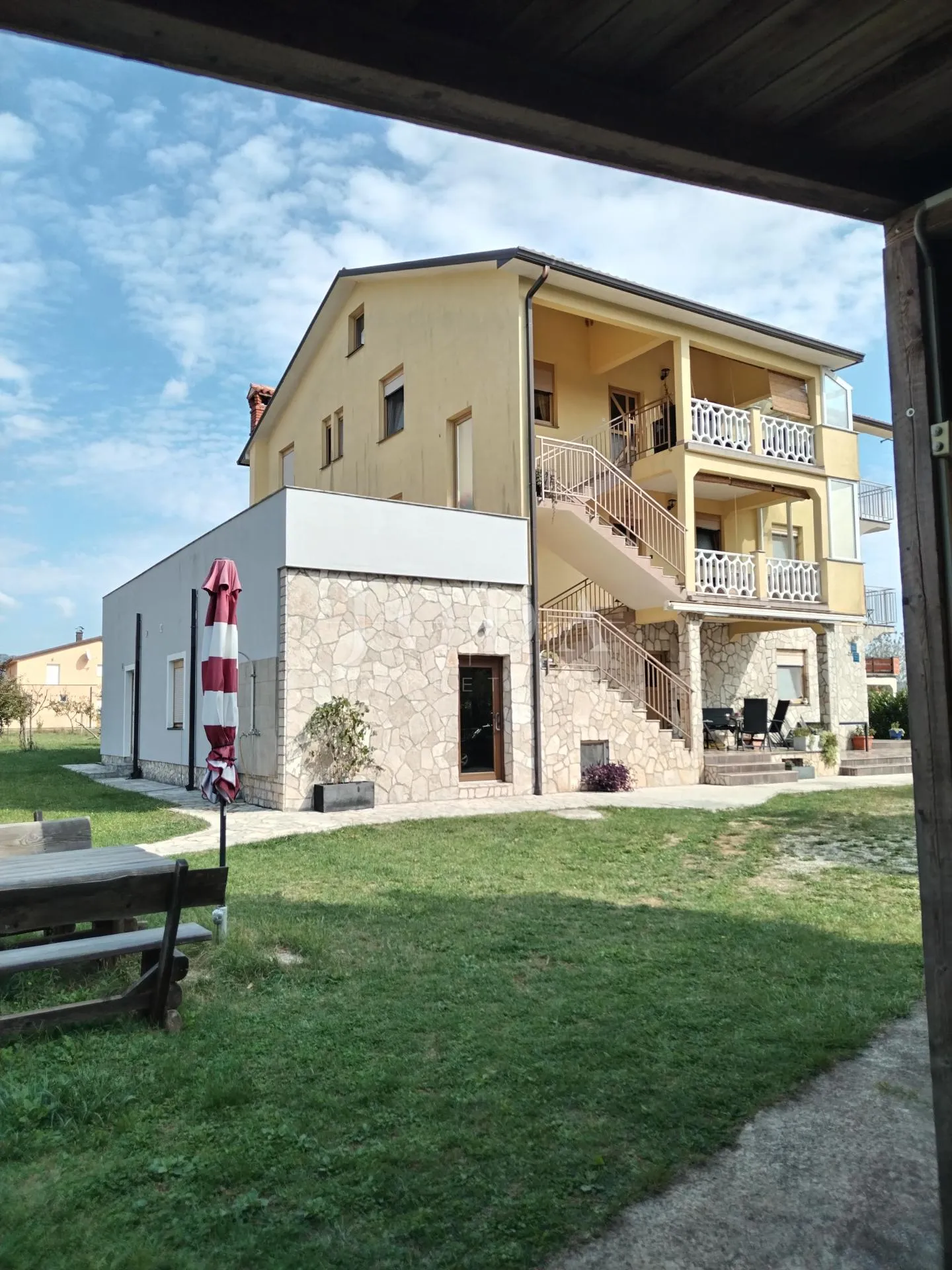 Labin, okolica, kuća s dva stana i poslovnim prostorom