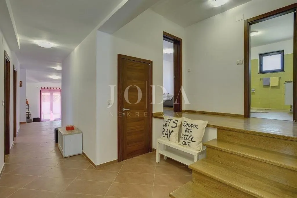 pula, villa sa bazenom i jacuzzijem - slika 37