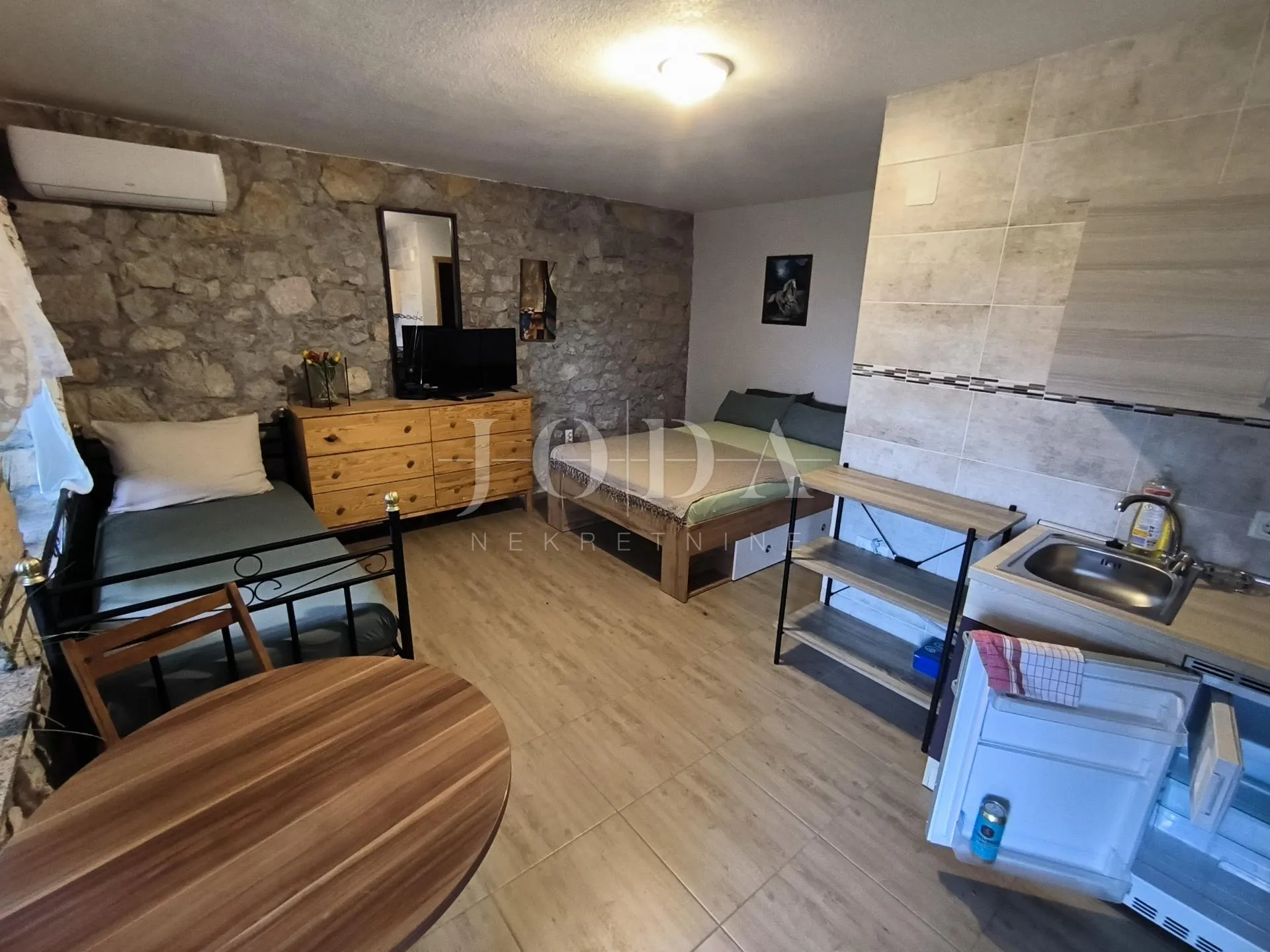 kuća sa dva adaptirana apartmana i starina za adaptaciju - slika 12
