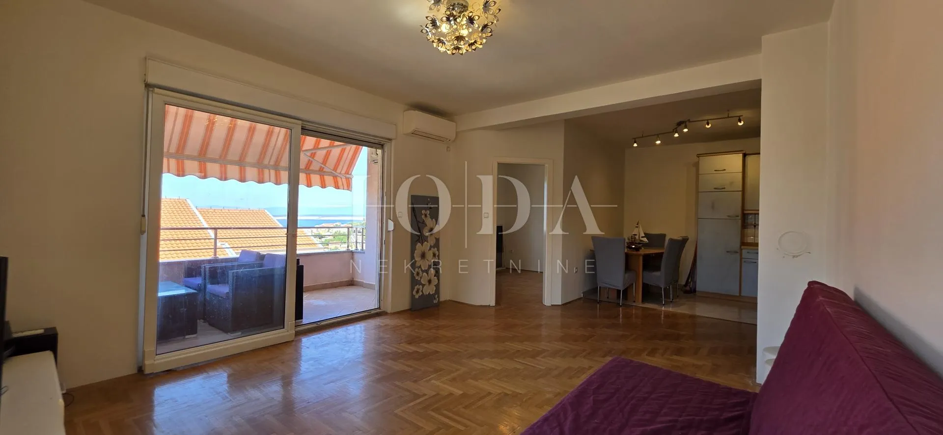 Crikvenica – prostran 3S+DB stan, mirna lokacija, 550 m od mora, parking