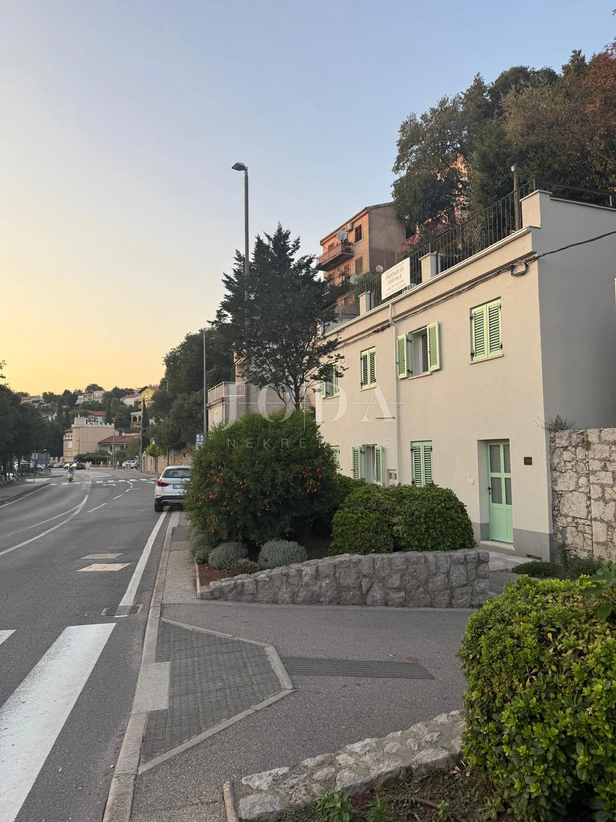 kuća s dva stana, velikom terasom i jacuzzijem – novi vinodolski - slika 1