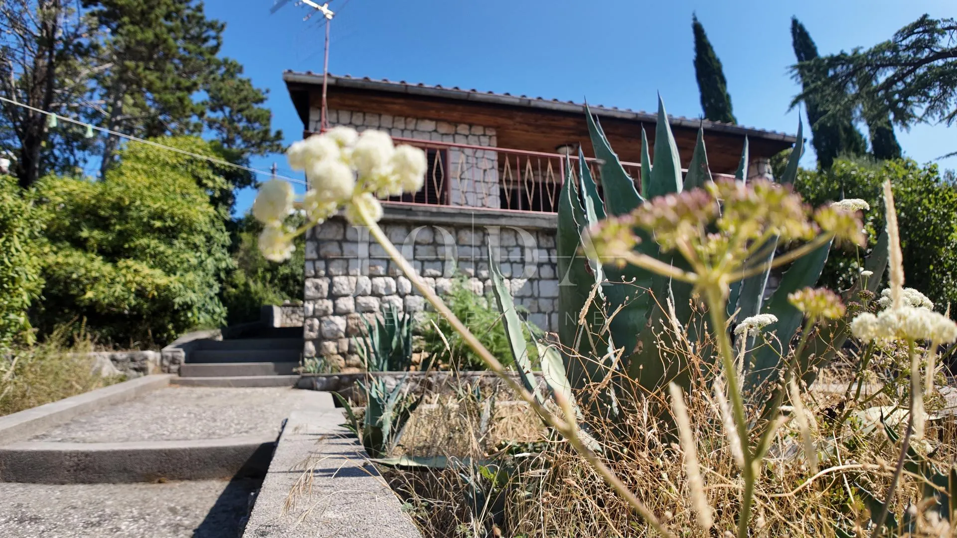 kuća na parceli od 1058m2 100m od mora - slika 2