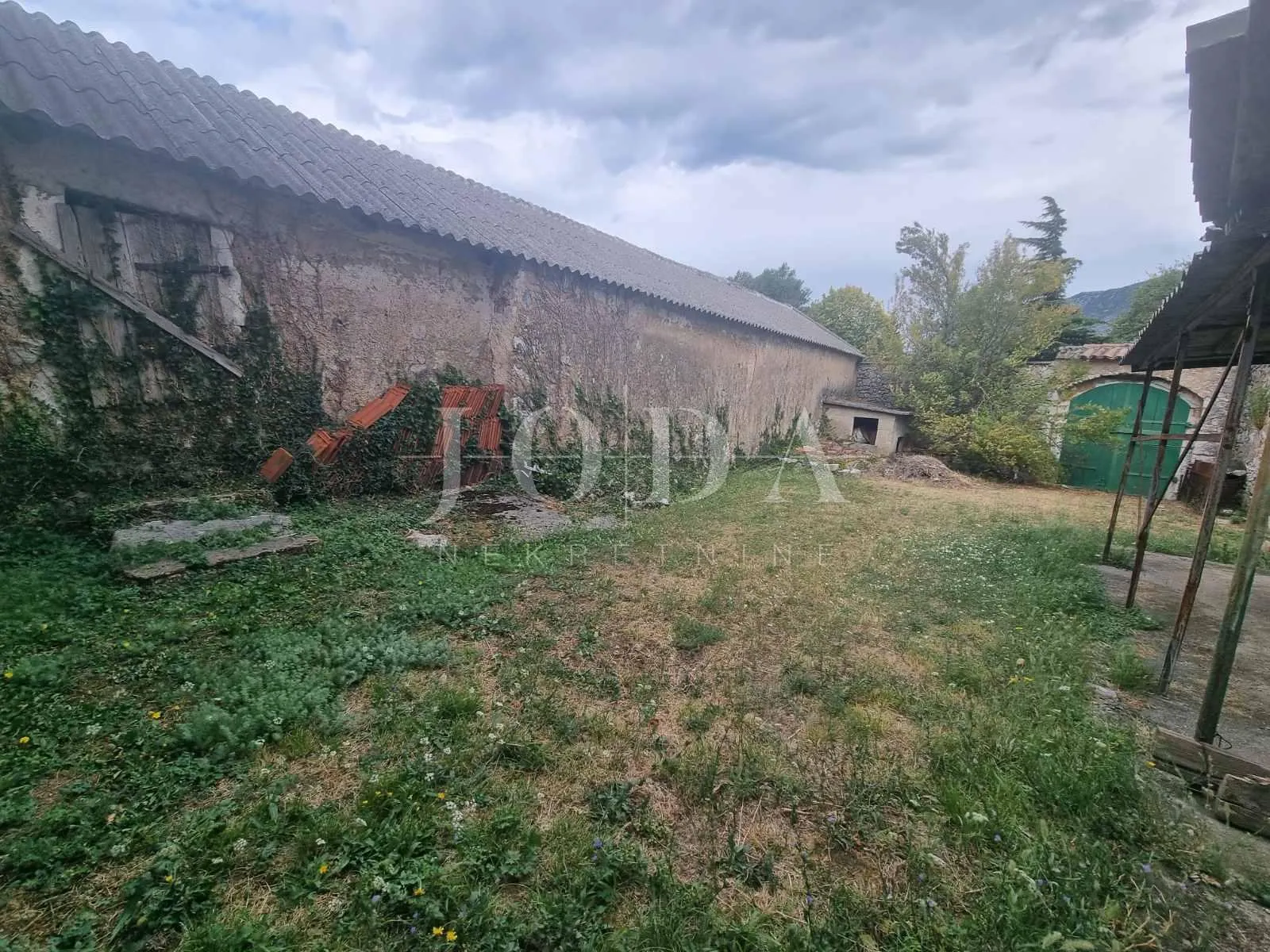 tribalj, kuća,gospodarska zgrada, prostrana okućnica i oranica - slika 28