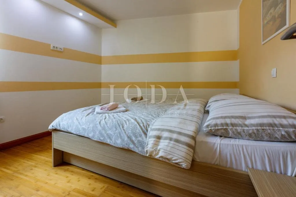 kuća s bazenom na prodaju u bribiru – 4 spavaće sobe, kamin, okućnica, parking | kvarner - slika 20