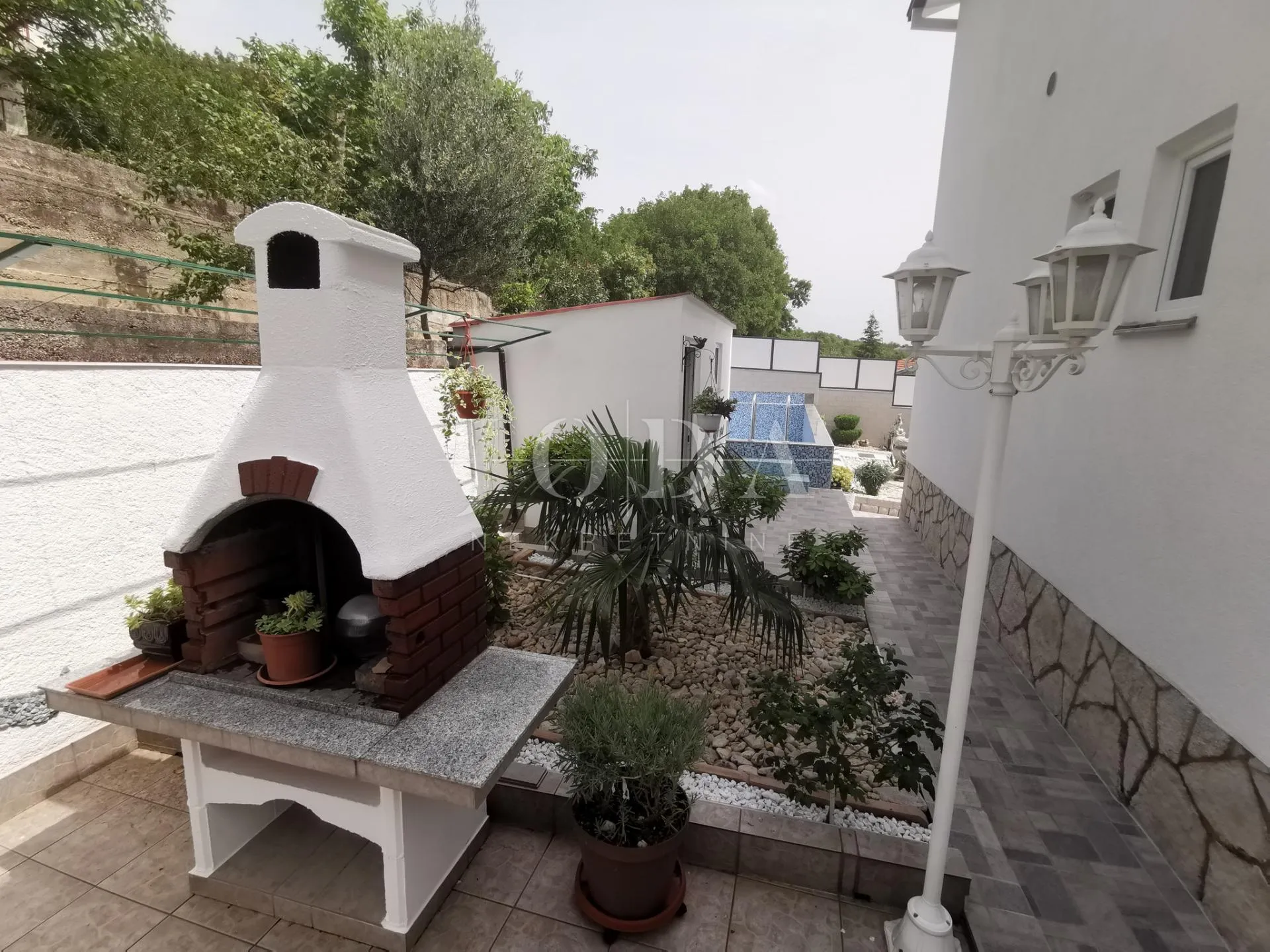 kuća sa 6 apartmana i bazenom - slika 51