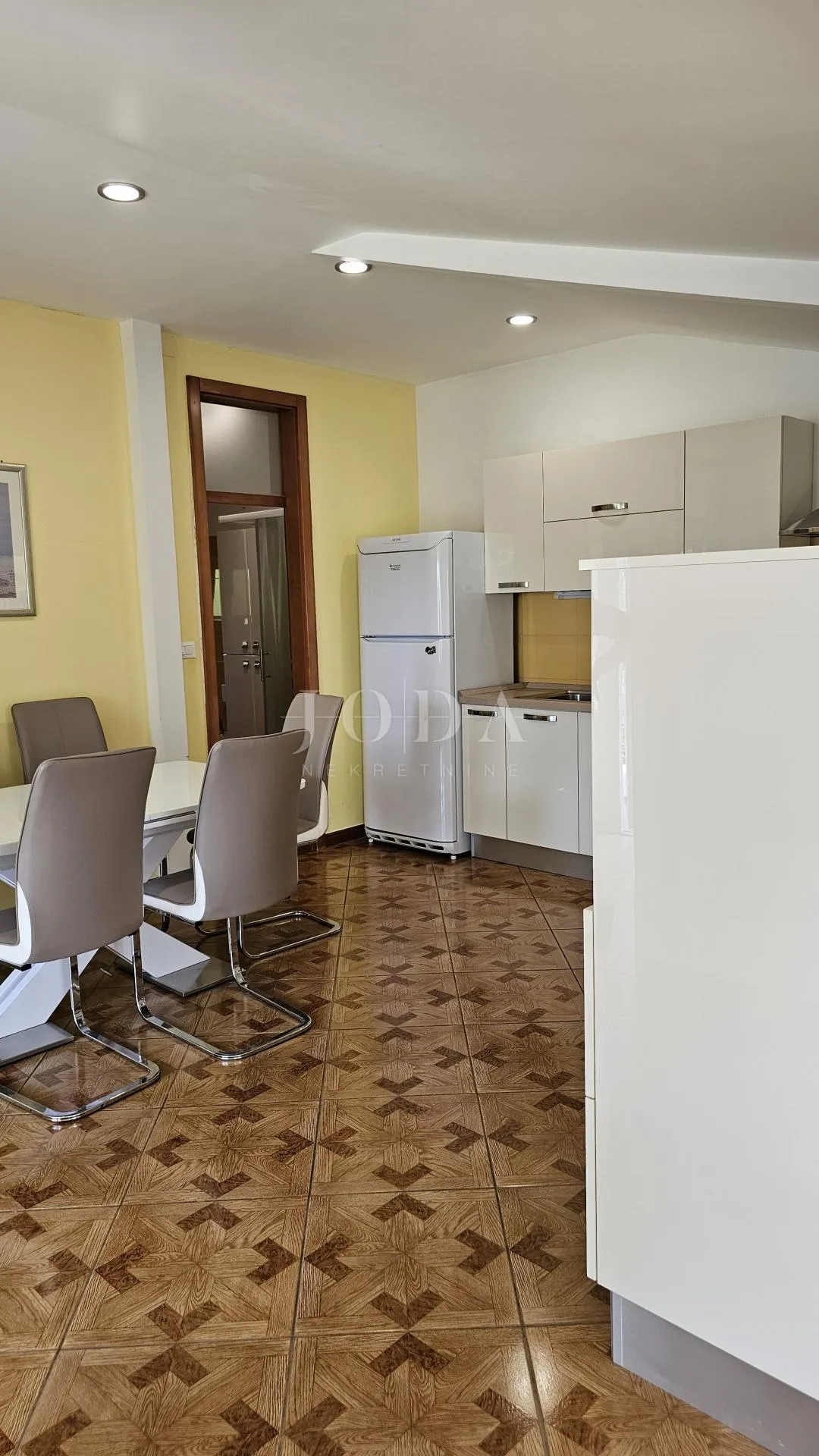 lijepa prizemnica kompletno opremljena na mirnoj lokaciji,ližnjan okolica - slika 10
