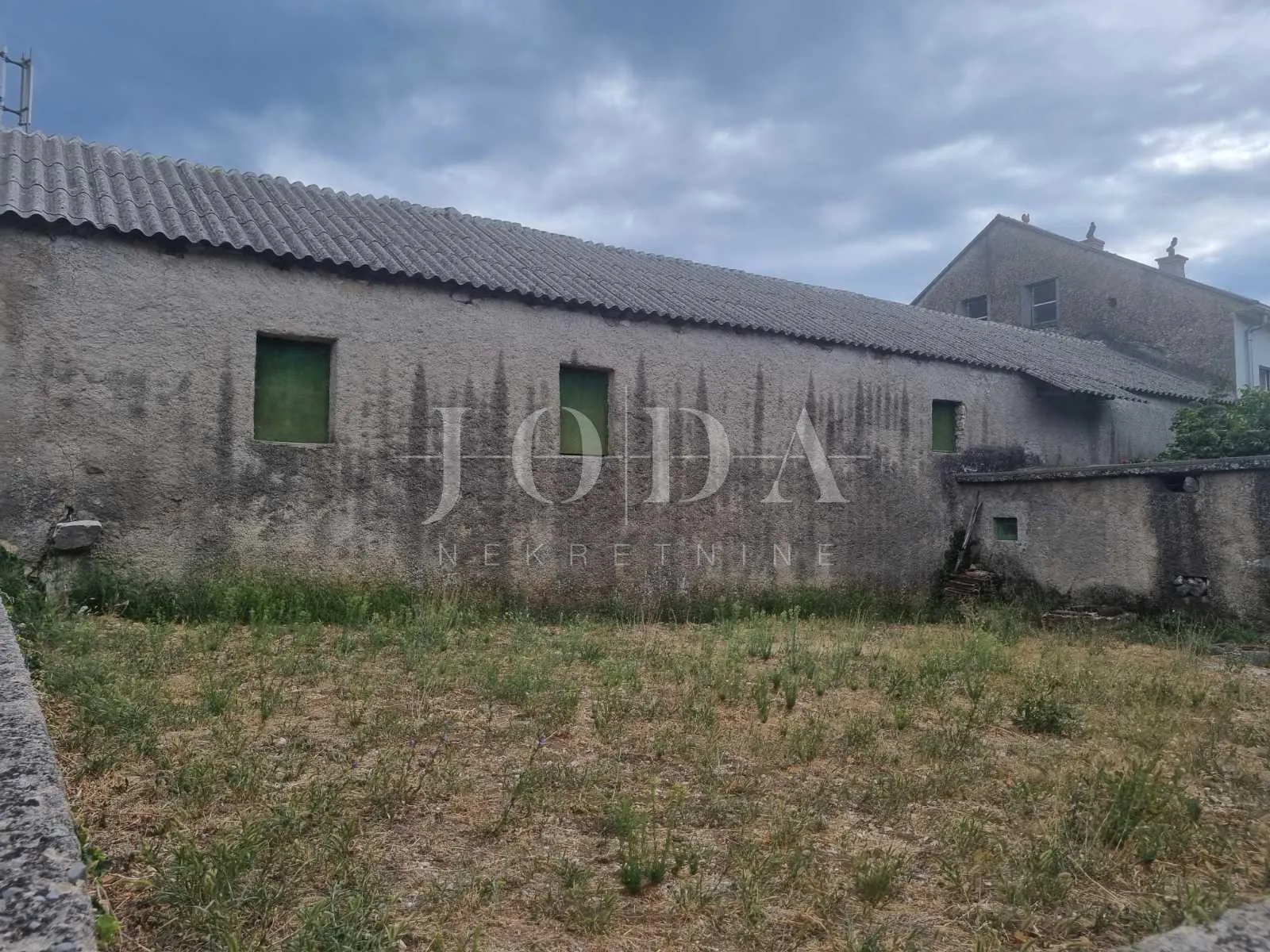 tribalj, kuća,gospodarska zgrada, prostrana okućnica i oranica - slika 27