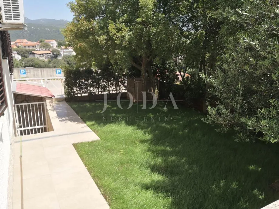 novi vinodolski, etaža sa dvije stambene jedinice i okućnicom - slika 6