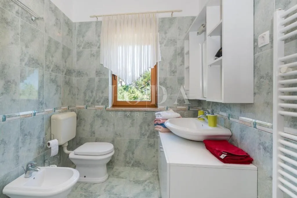 labin, okolica, kuća sa bazenom i prekrasnim pogledom na more - slika 35