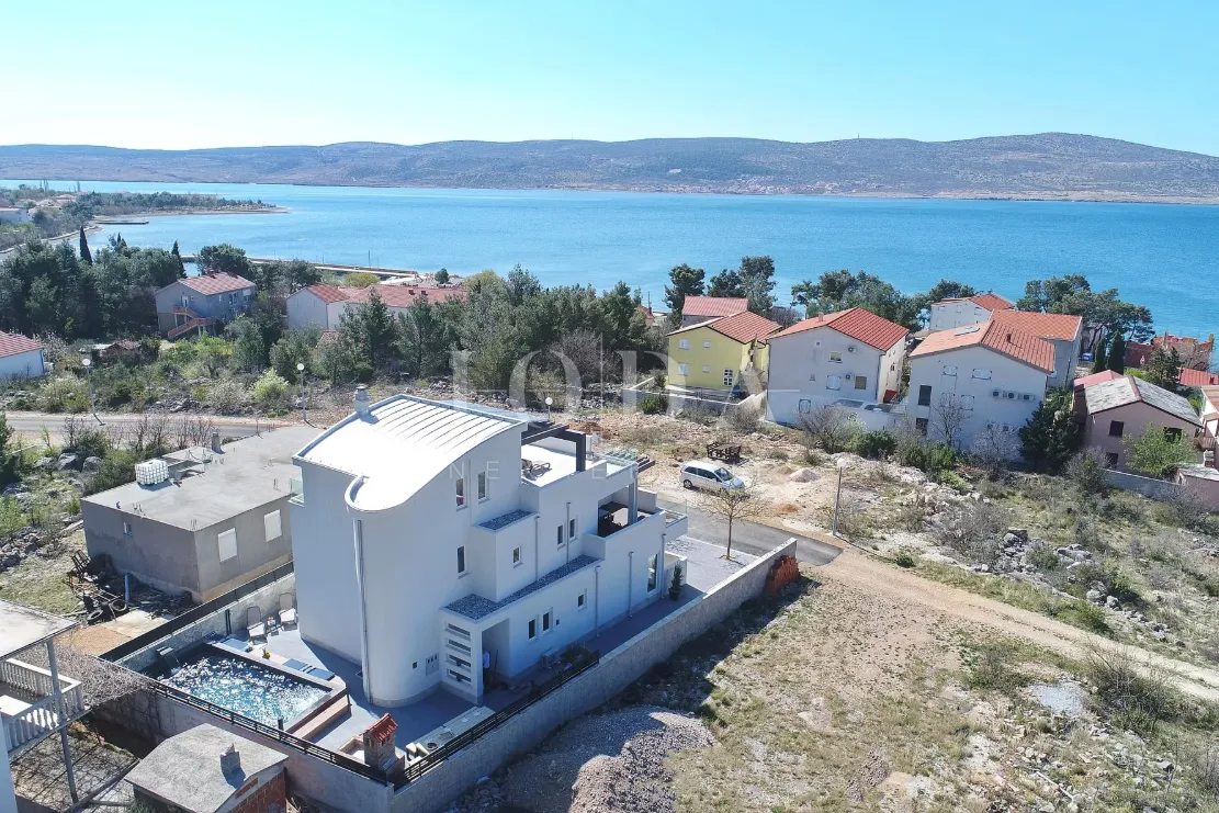 seline, starigrad - luksuzna villa s bazenom - slika 11