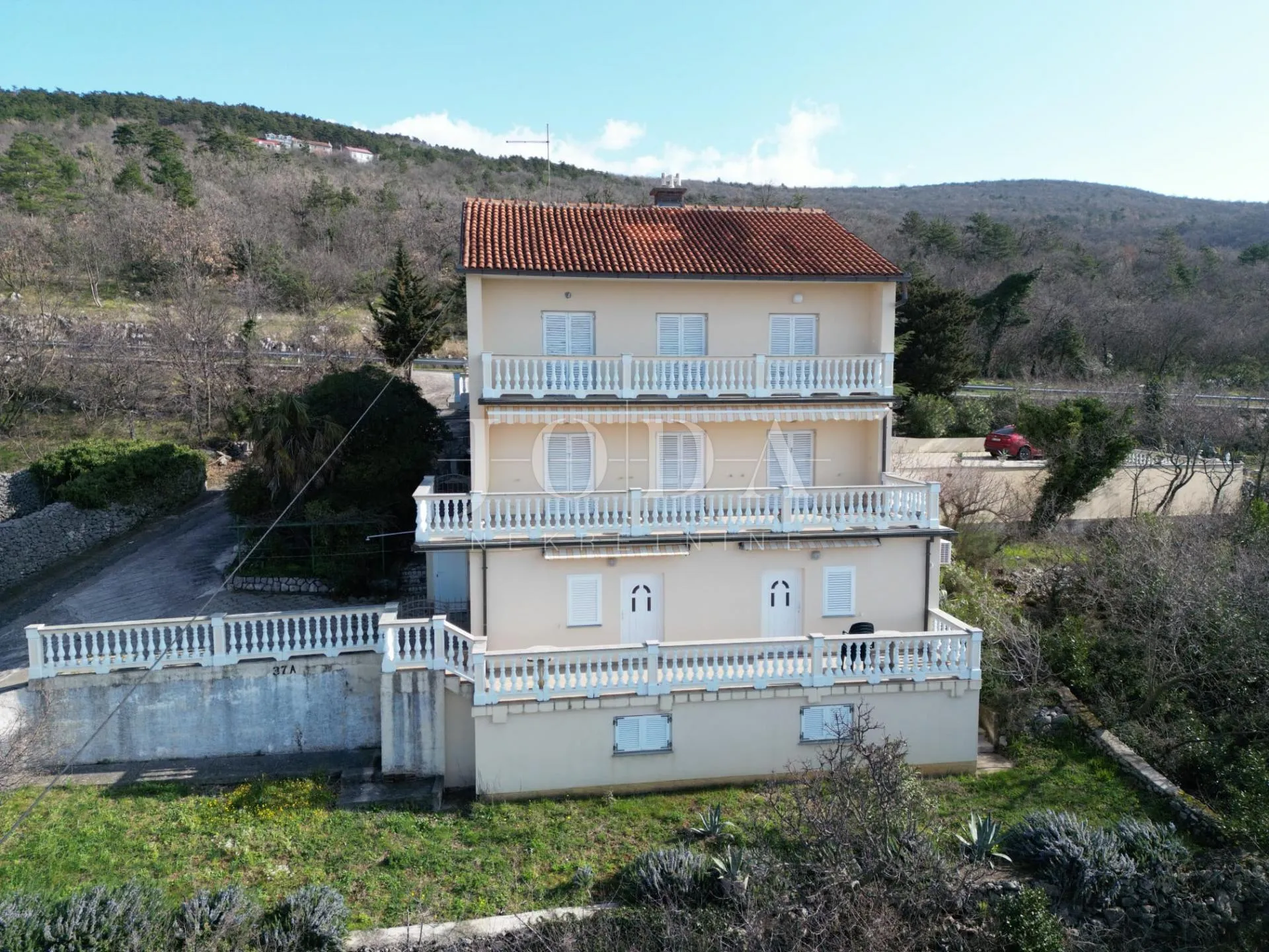 vila sa prekrasnim pogledom - slika 36