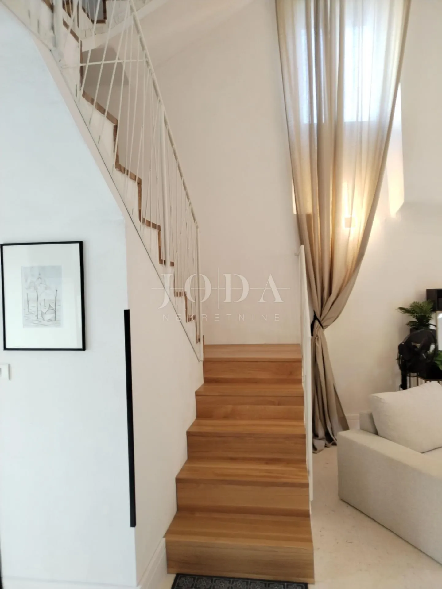 vodnjan, prekrasna, dizajnerski renovirana kamena kuća - slika 15