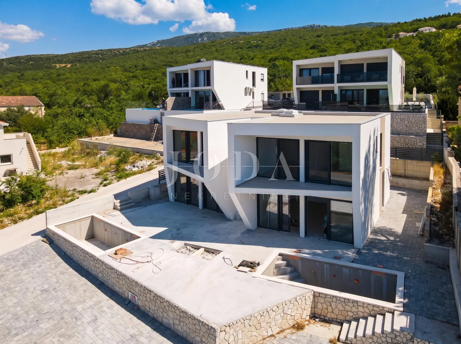 jadranovo, dvojna kuća s bazenom u roh bau - slika 1