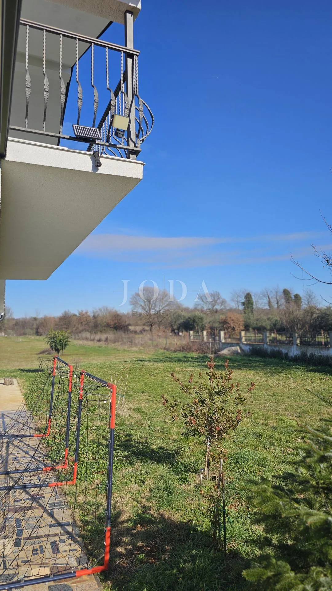lijepa opremljena kuća sa 4 građ.parcele 4.200m2,loborika - slika 26