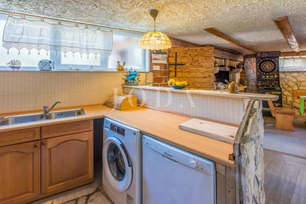 kuća s bazenom na prodaju u bribiru – 4 spavaće sobe, kamin, okućnica, parking | kvarner - slika 15