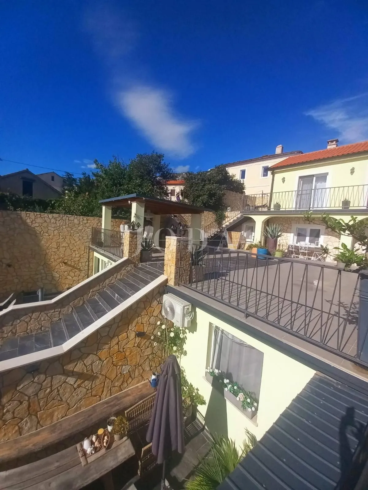 bribir, apartmanska kuća sa bazeom na prostranoj okućnici - slika 21